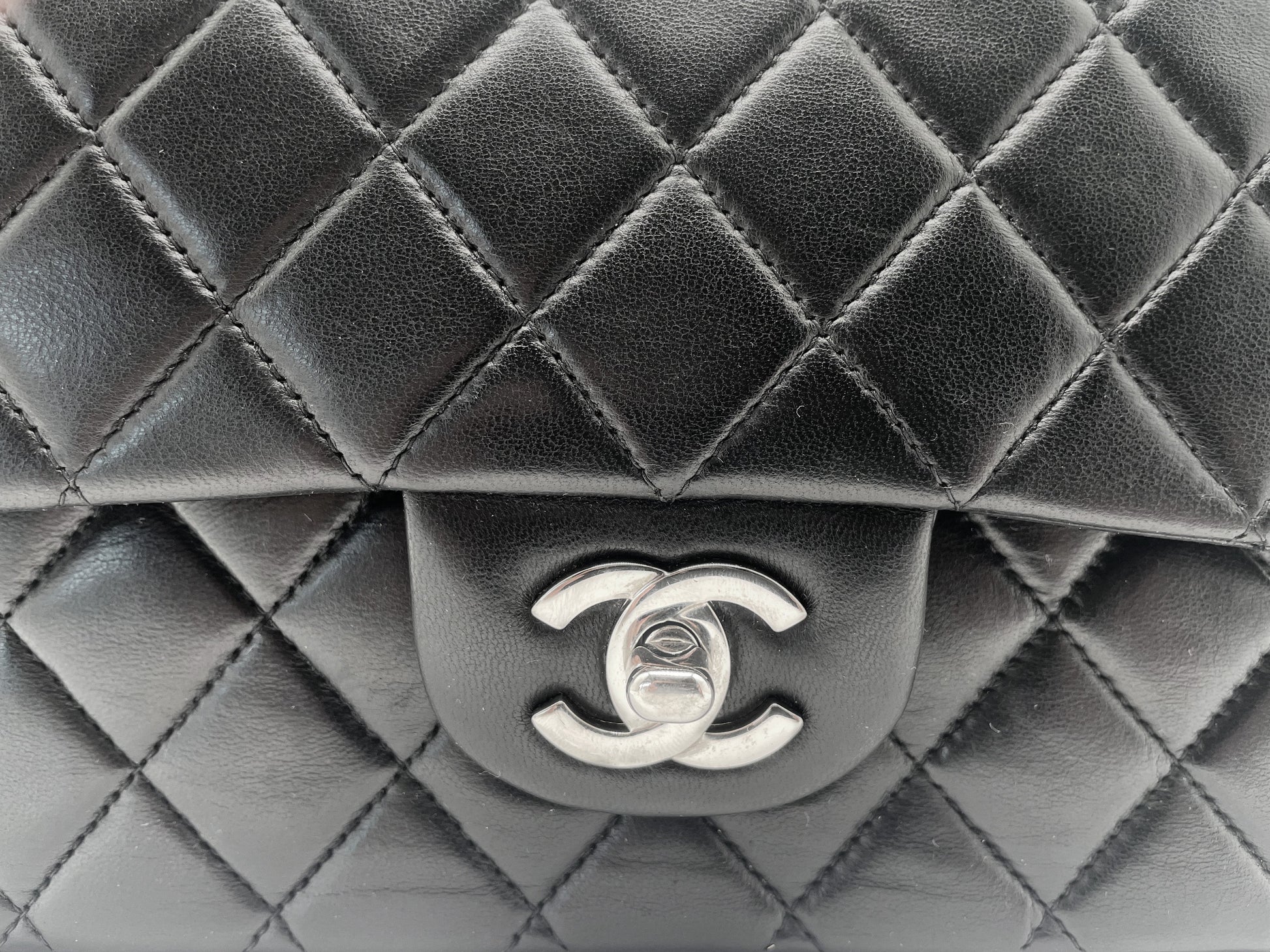 Sac Timeless médium 25 cm à double rabat en cuir d'agneau matelassé noir - Soline