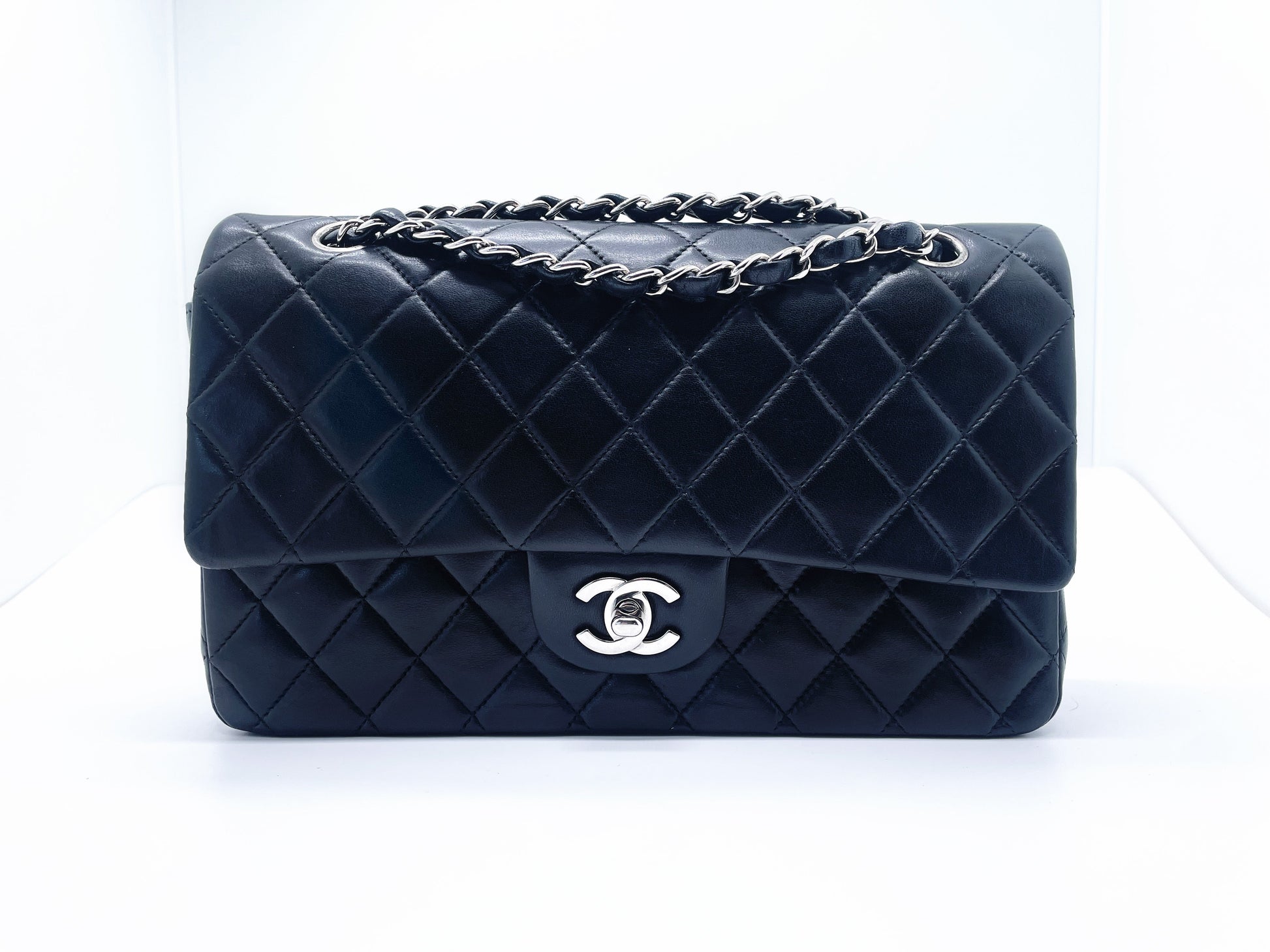 Sac Timeless médium 25 cm à double rabat en cuir d'agneau matelassé noir - Soline