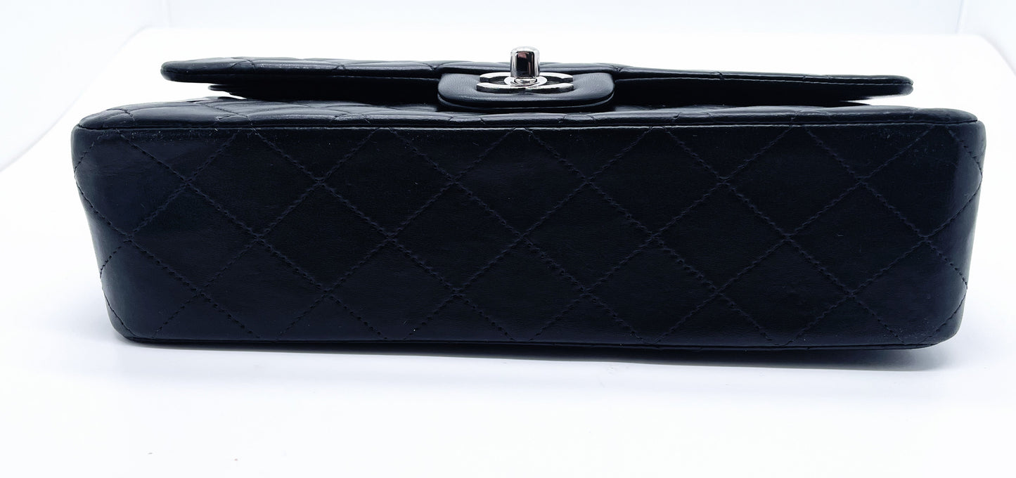 Sac Timeless médium 25 cm à double rabat en cuir d'agneau matelassé noir - Soline