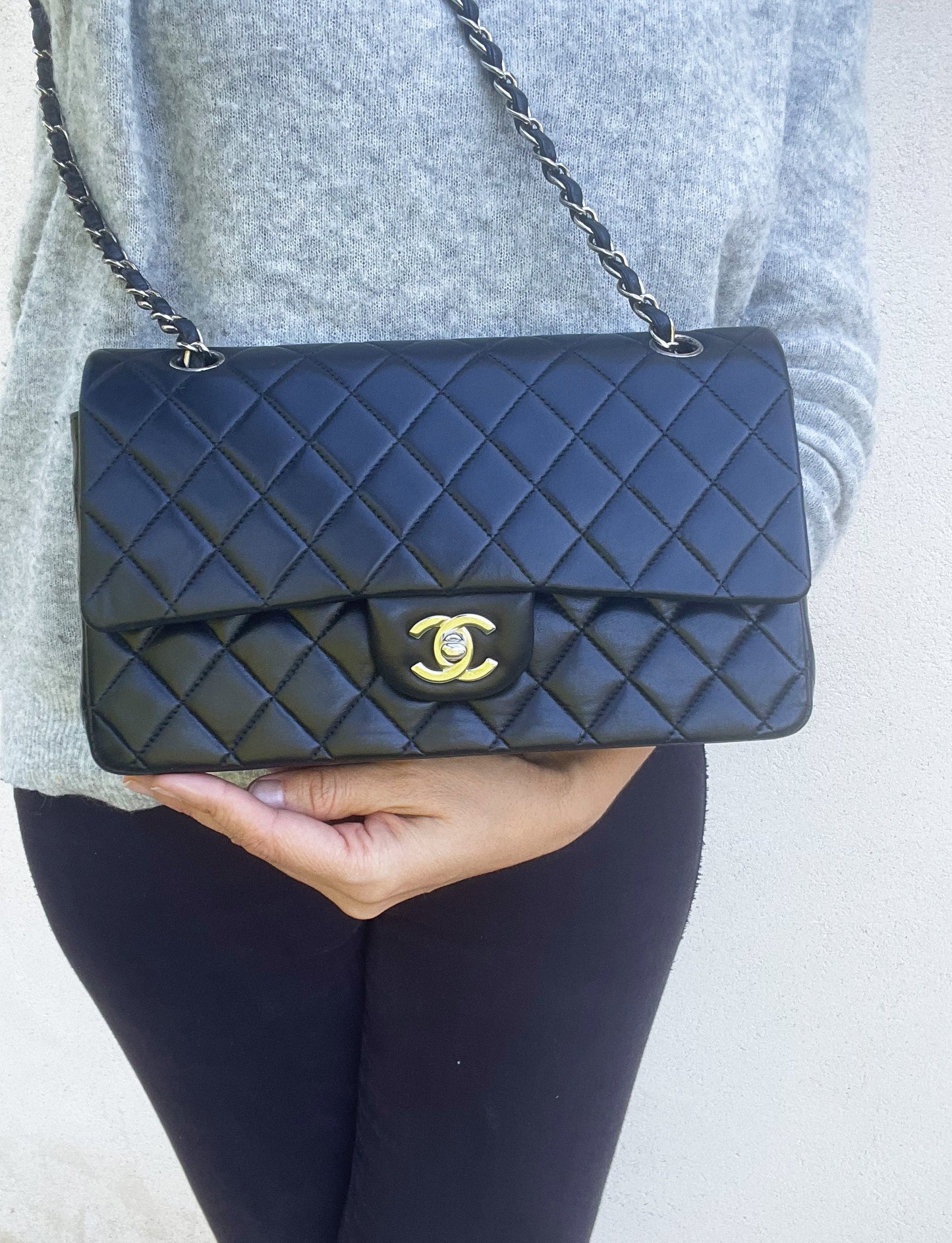 Sac Timeless médium 25 cm à double rabat en cuir d'agneau matelassé noir - Soline