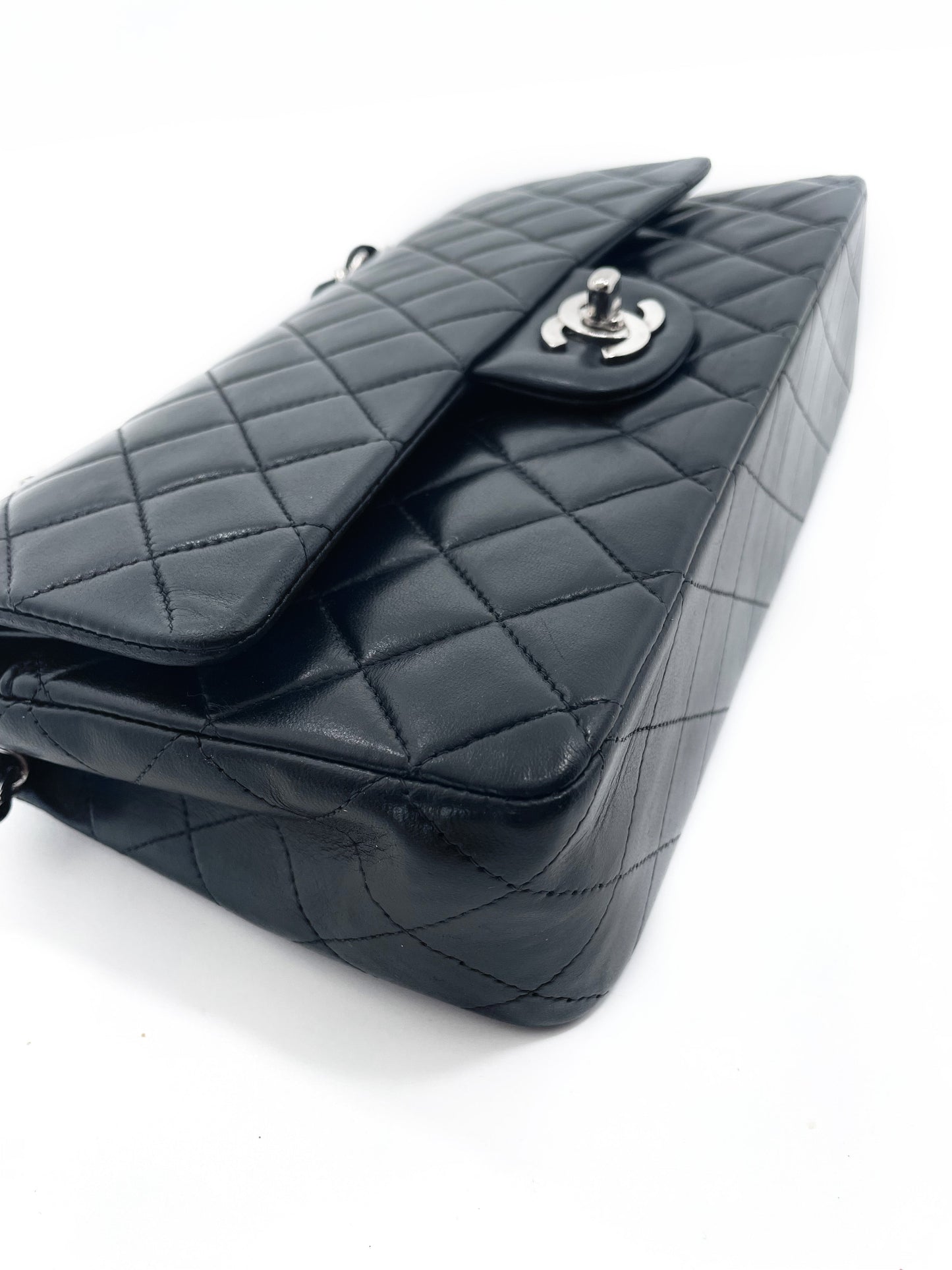 Sac Timeless médium 25 cm à double rabat en cuir d'agneau matelassé noir - Soline