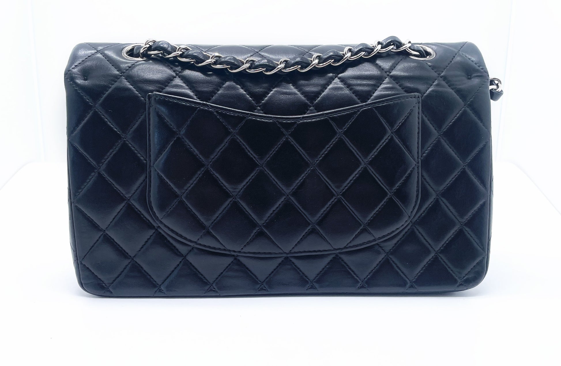 Sac Timeless médium 25 cm à double rabat en cuir d'agneau matelassé noir - Soline