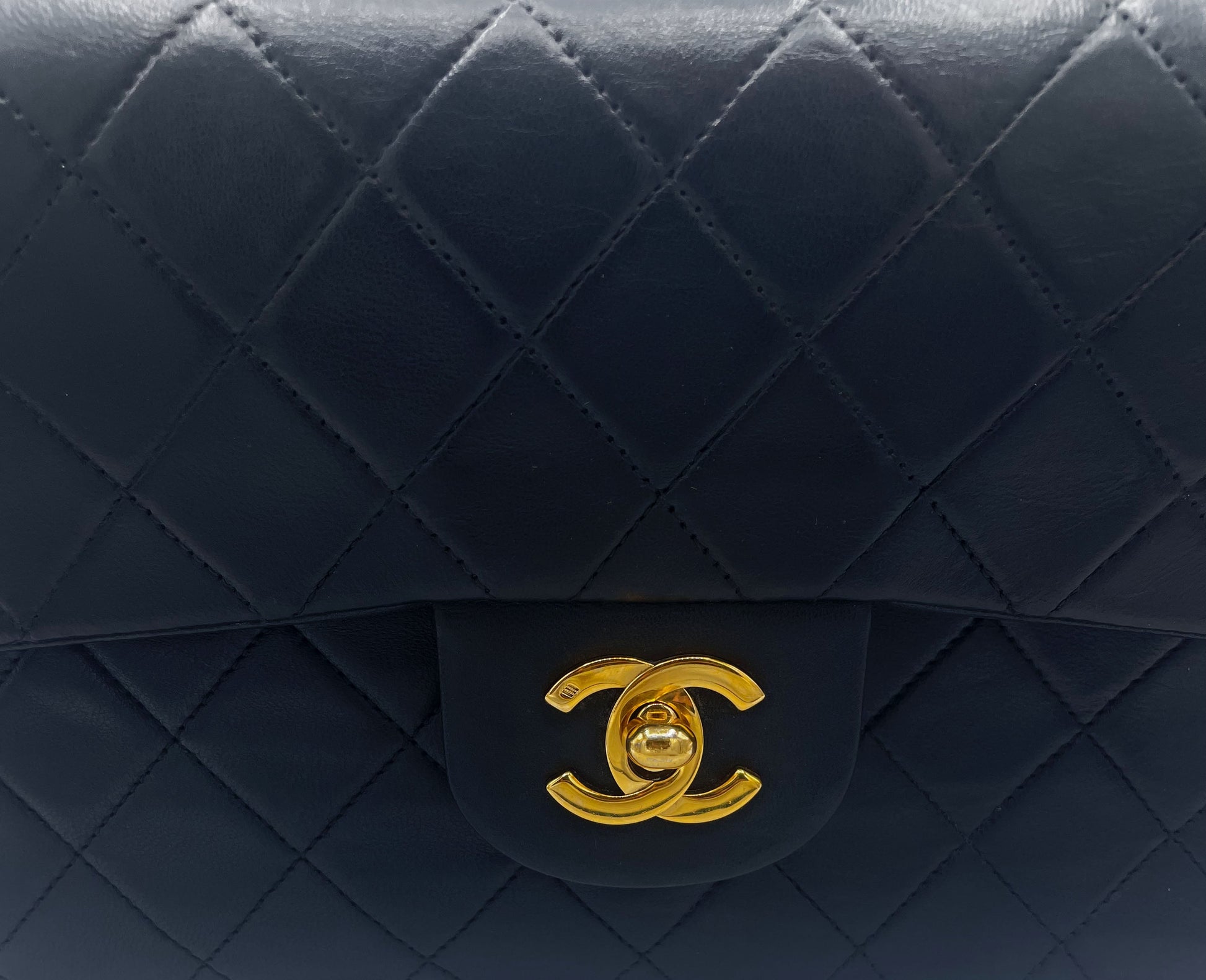 SAC TIMELESS SMALL AGNEAU NOIR FINITION OR 24 K - Soline