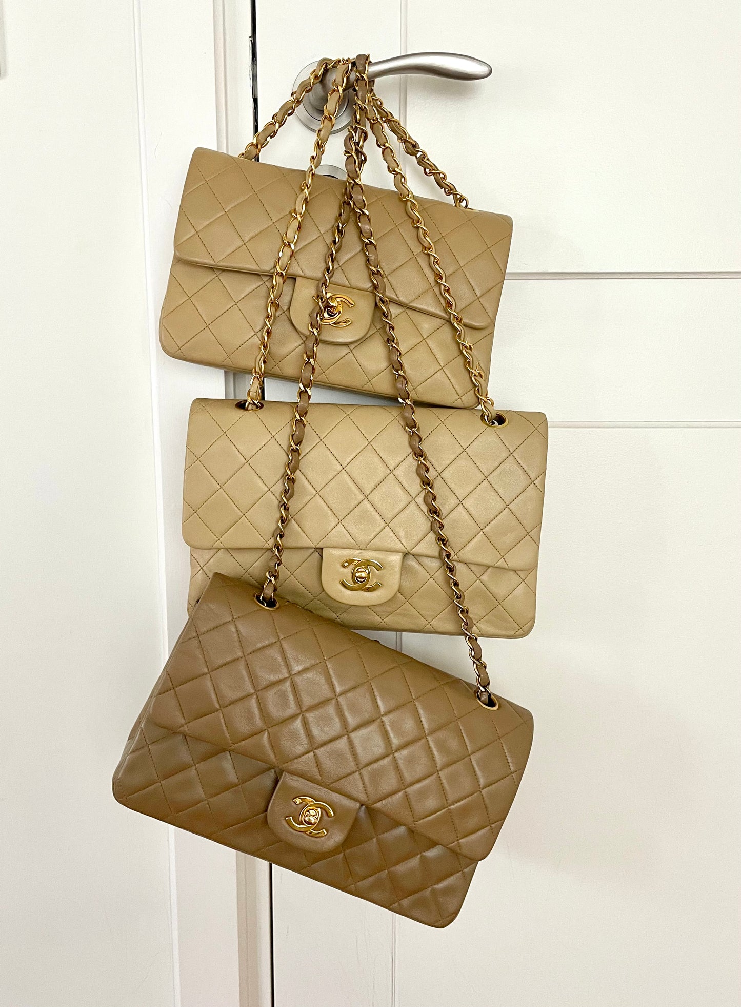 Sac Chanel Timeless 23 cm à double rabat en cuir d'agneau matelassé beige - Soline