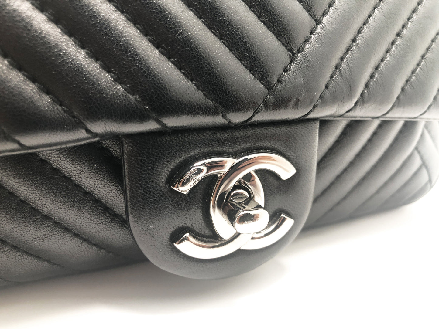 Super Sac Chanel Timeless en cuir d'agneau en motifs surpiqués Chevron asymétriques noir - Soline