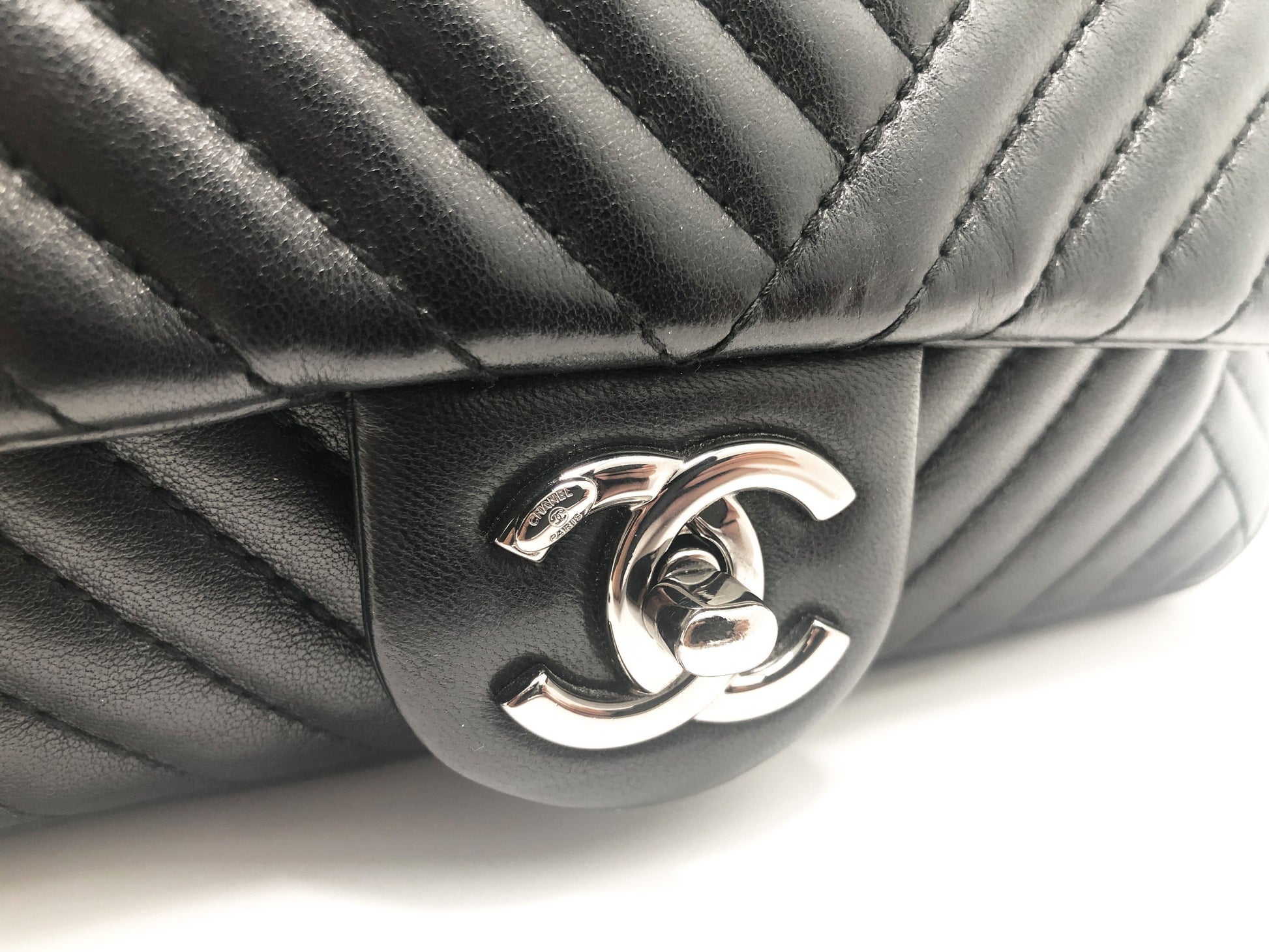 Super Sac Chanel Timeless en cuir d'agneau en motifs surpiqués Chevron asymétriques noir - Soline