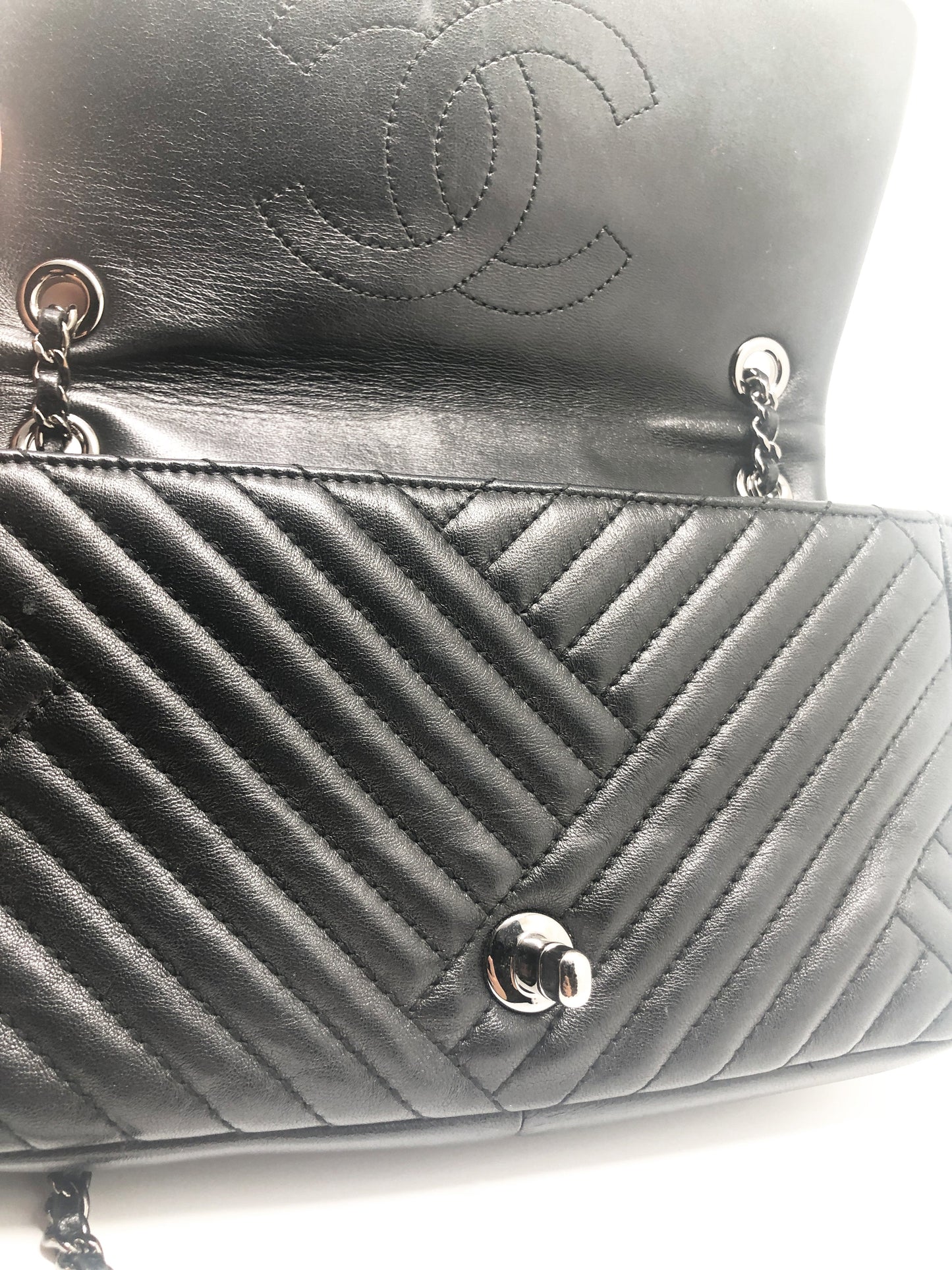 Super Sac Chanel Timeless en cuir d'agneau en motifs surpiqués Chevron asymétriques noir - Soline