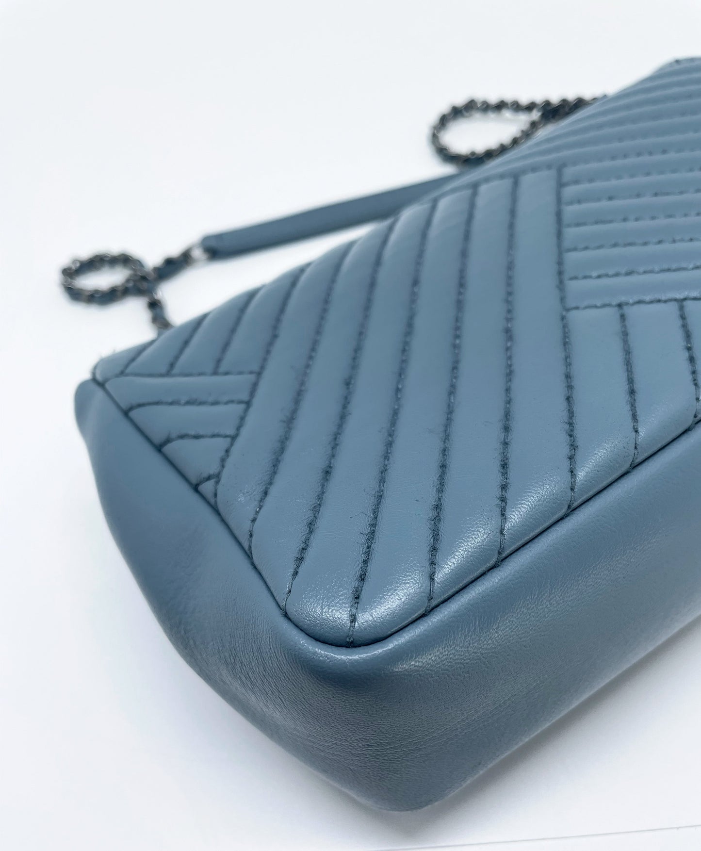 Super Sac Timeless en cuir d'agneau en motifs surpiqués Chevron asymétriques - Soline