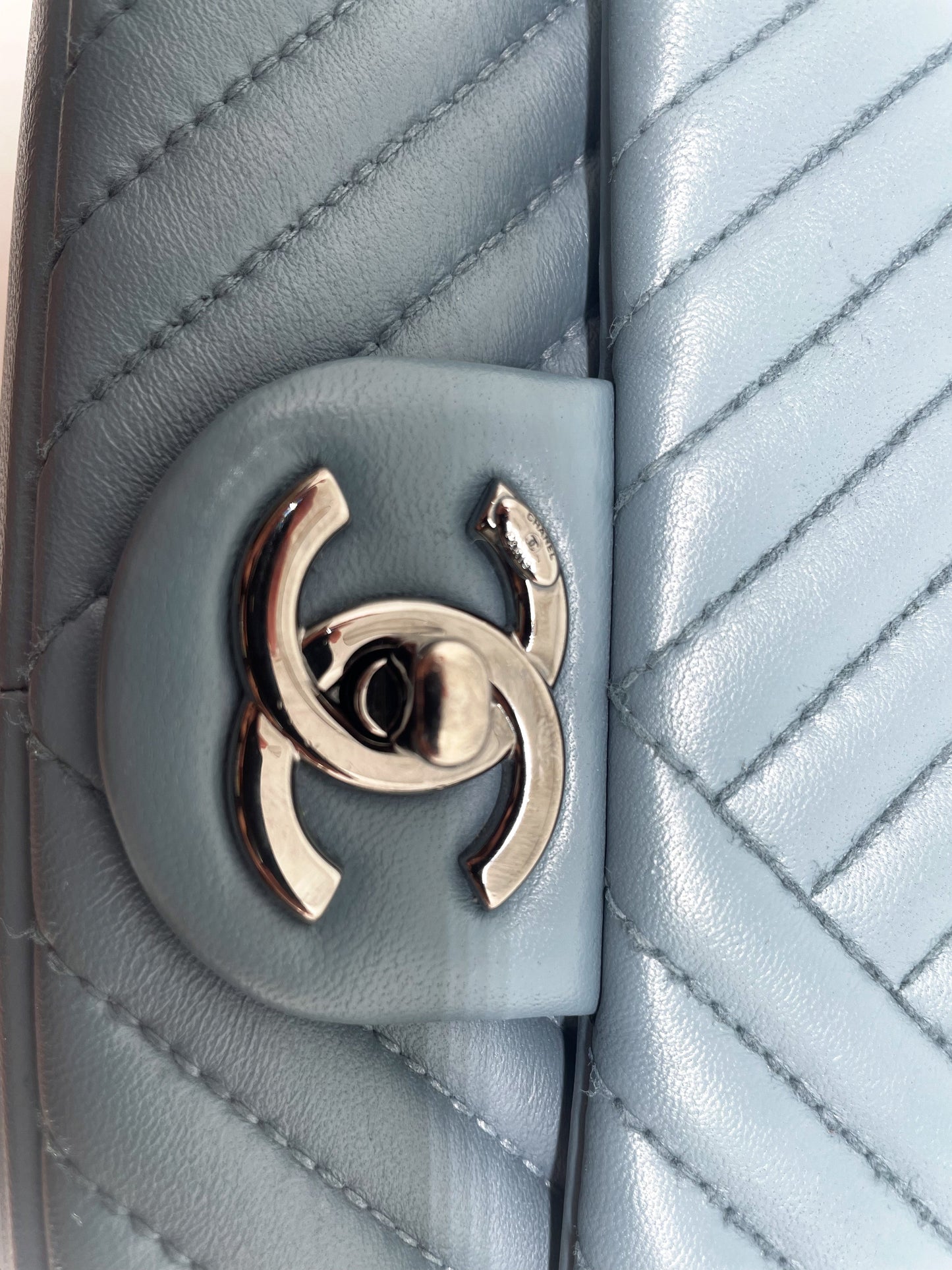 Super Sac Timeless en cuir d'agneau en motifs surpiqués Chevron asymétriques - Soline