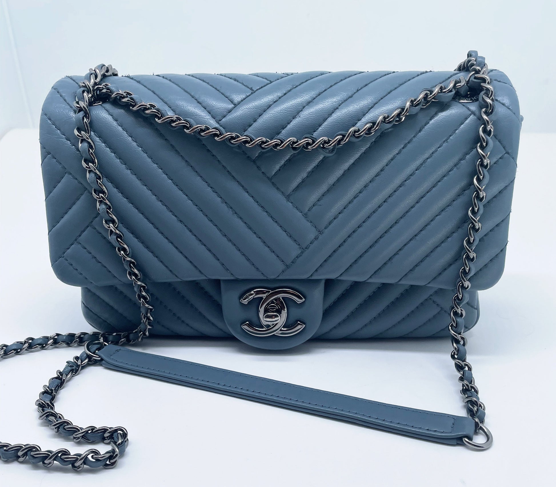 Super Sac Timeless en cuir d'agneau en motifs surpiqués Chevron asymétriques - Soline