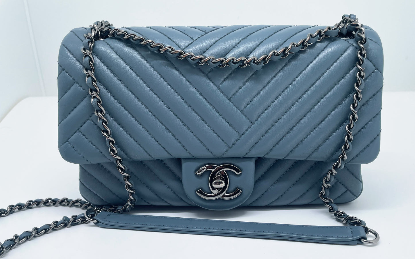 Super Sac Timeless en cuir d'agneau en motifs surpiqués Chevron asymétriques - Soline