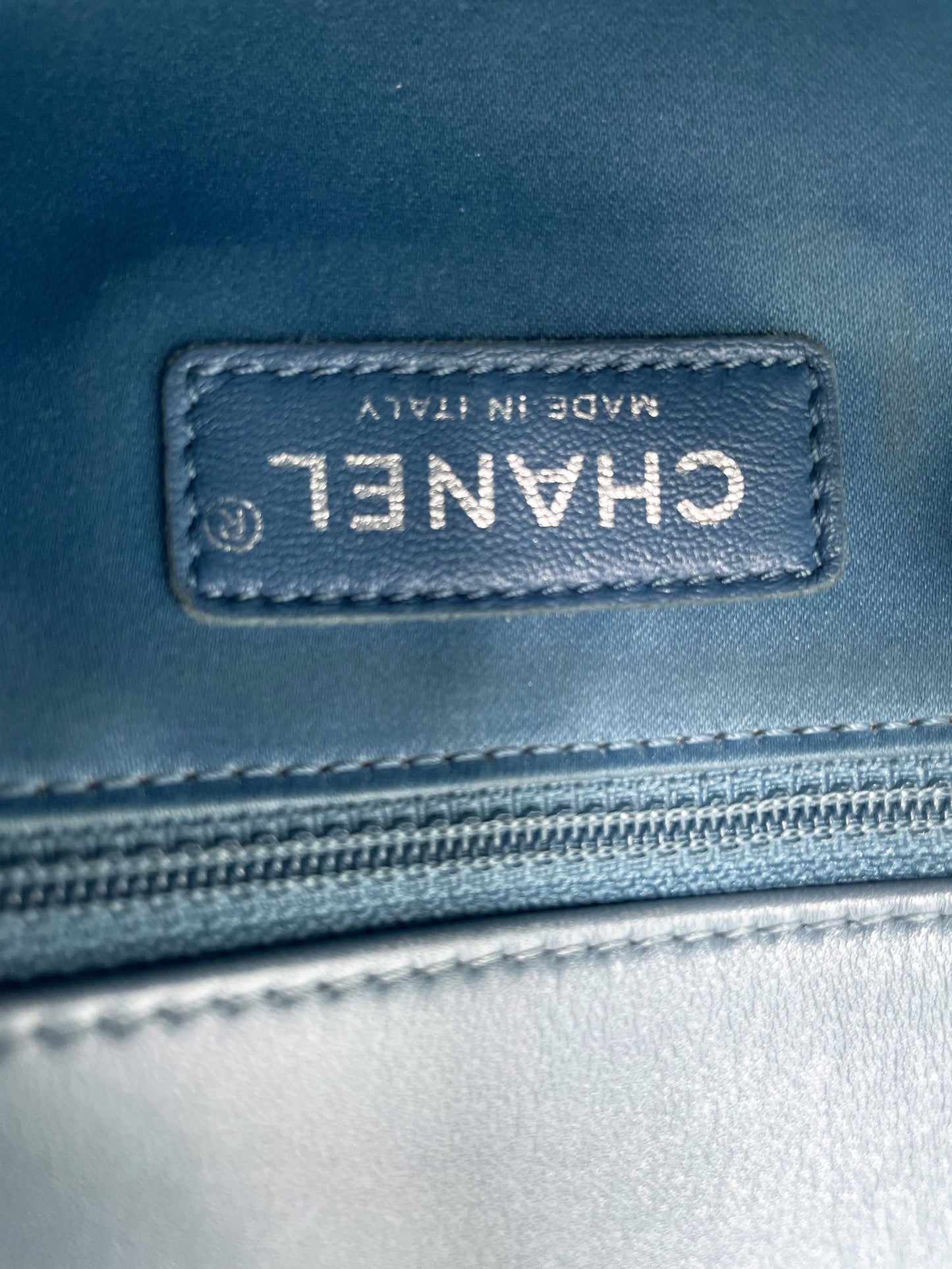 Super Sac Timeless en cuir d'agneau en motifs surpiqués Chevron asymétriques - Soline