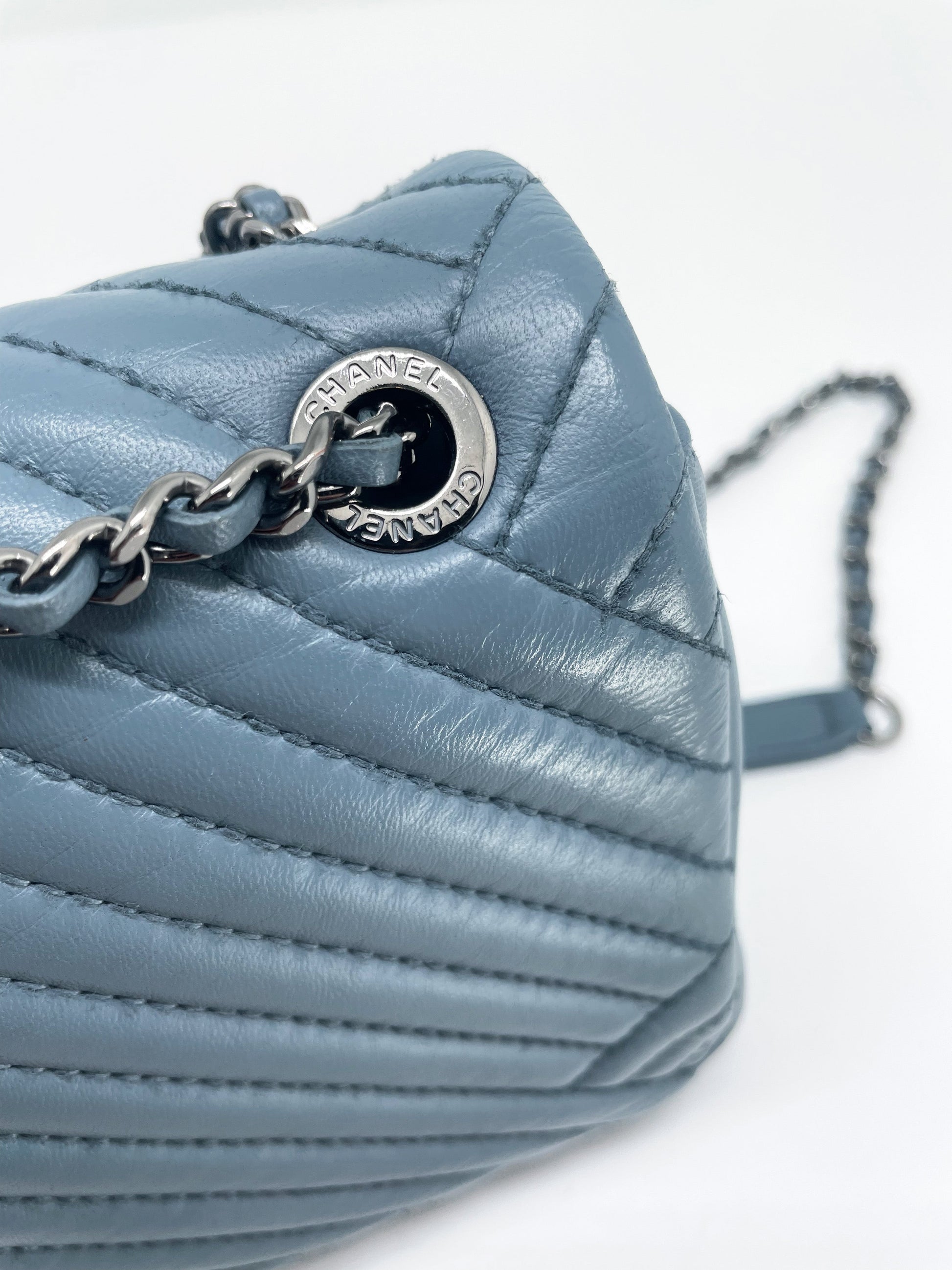 Super Sac Timeless en cuir d'agneau en motifs surpiqués Chevron asymétriques - Soline