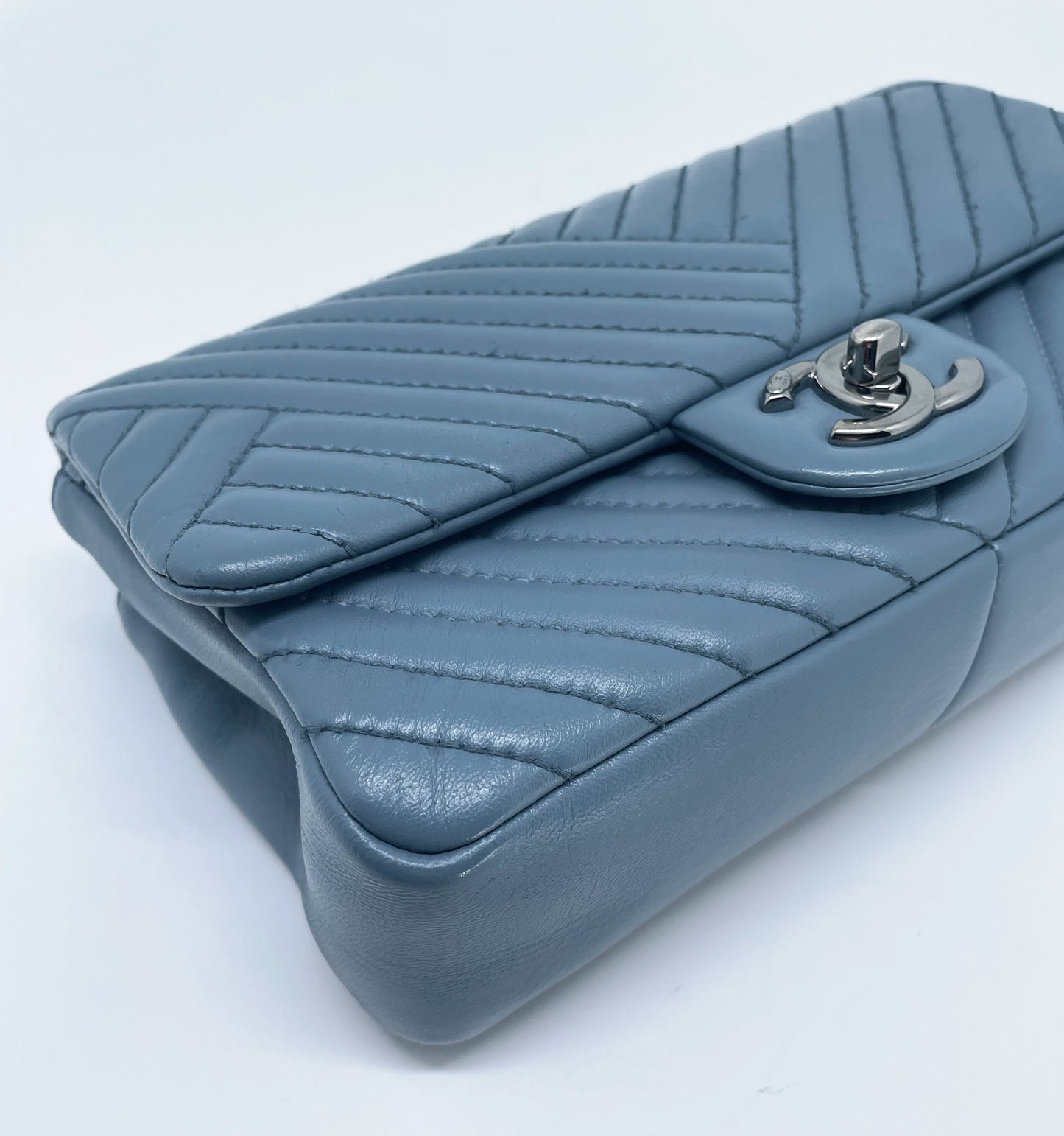 Super Sac Timeless en cuir d'agneau en motifs surpiqués Chevron asymétriques - Soline