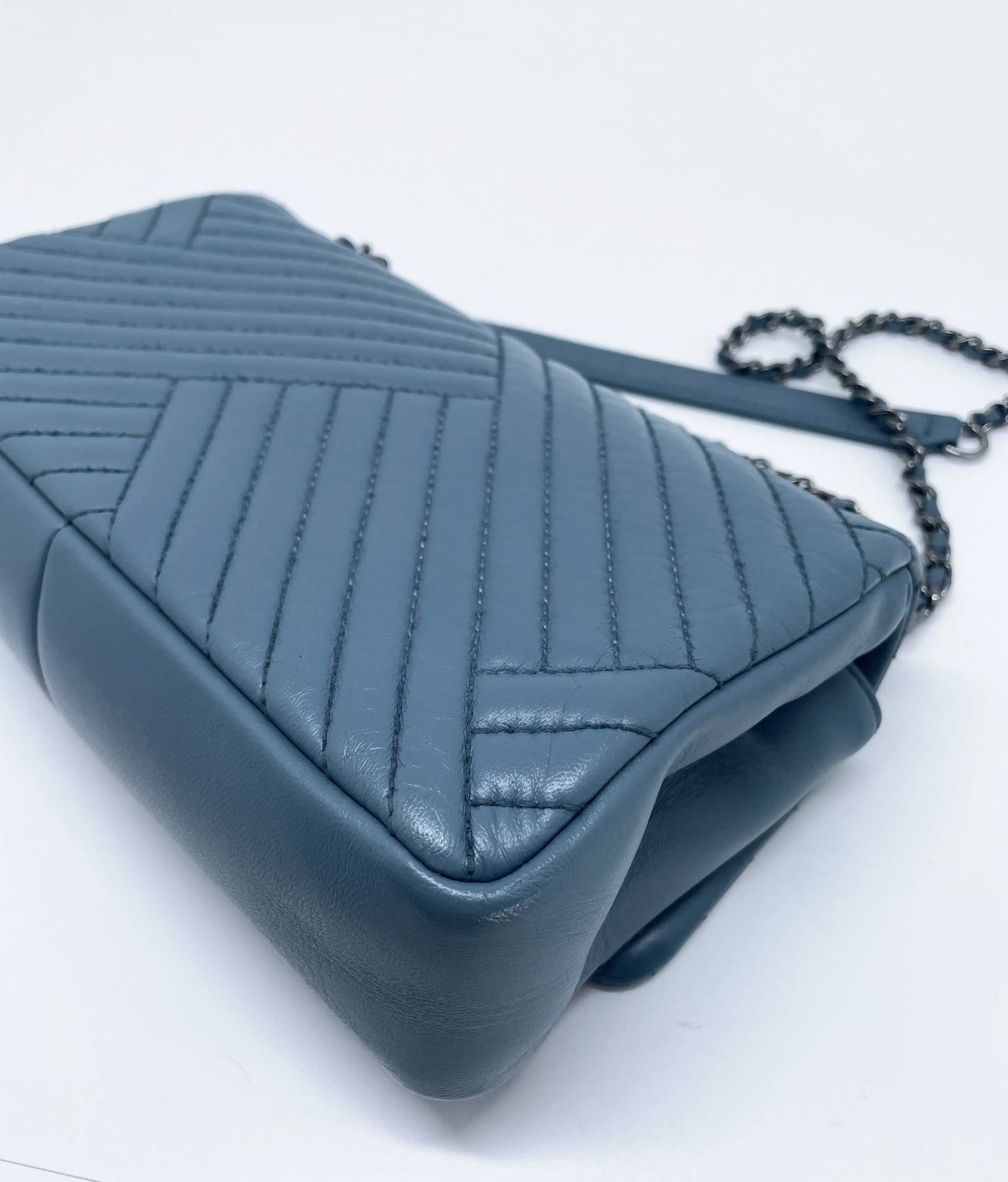 Super Sac Timeless en cuir d'agneau en motifs surpiqués Chevron asymétriques - Soline