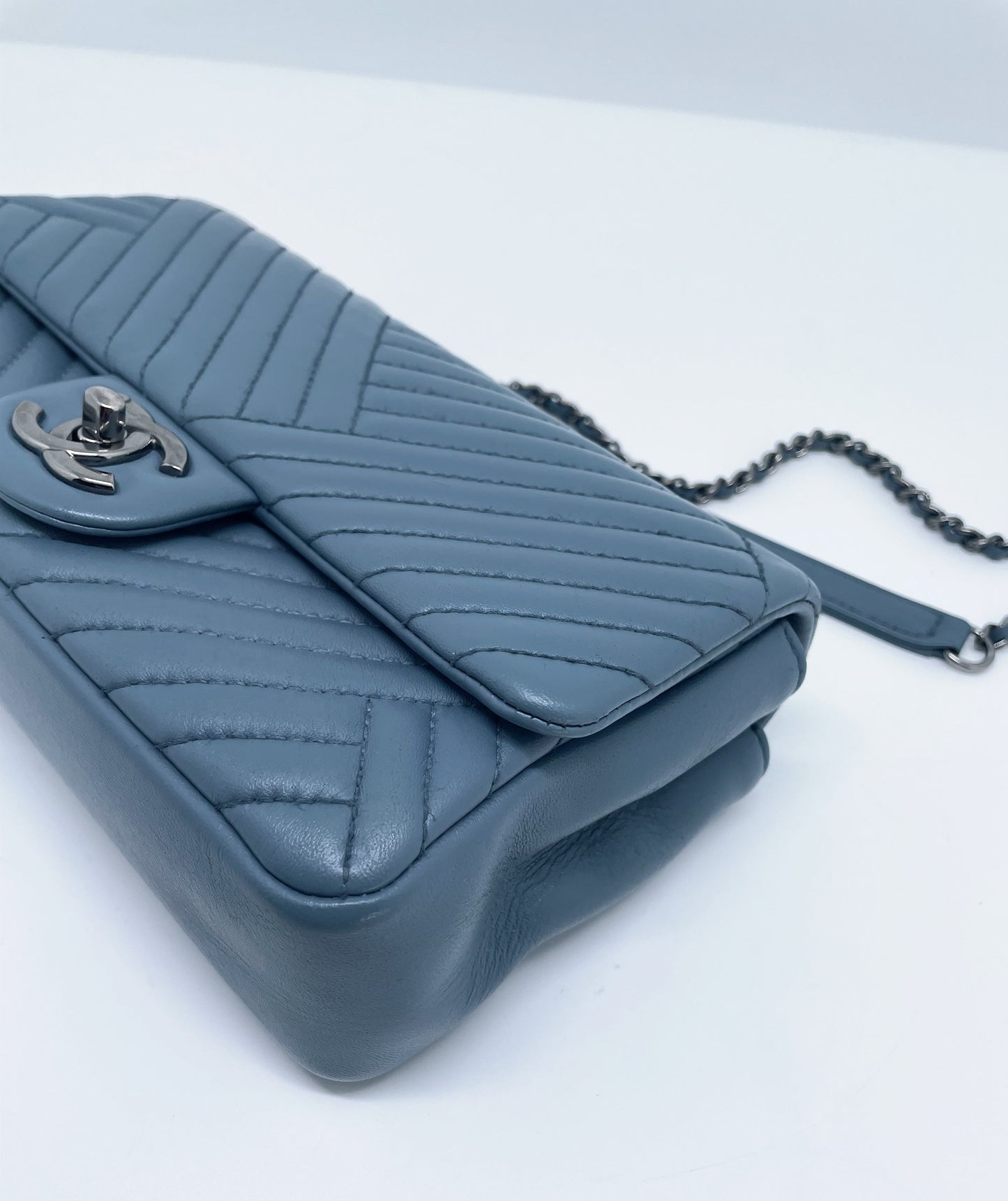 Super Sac Timeless en cuir d'agneau en motifs surpiqués Chevron asymétriques - Soline