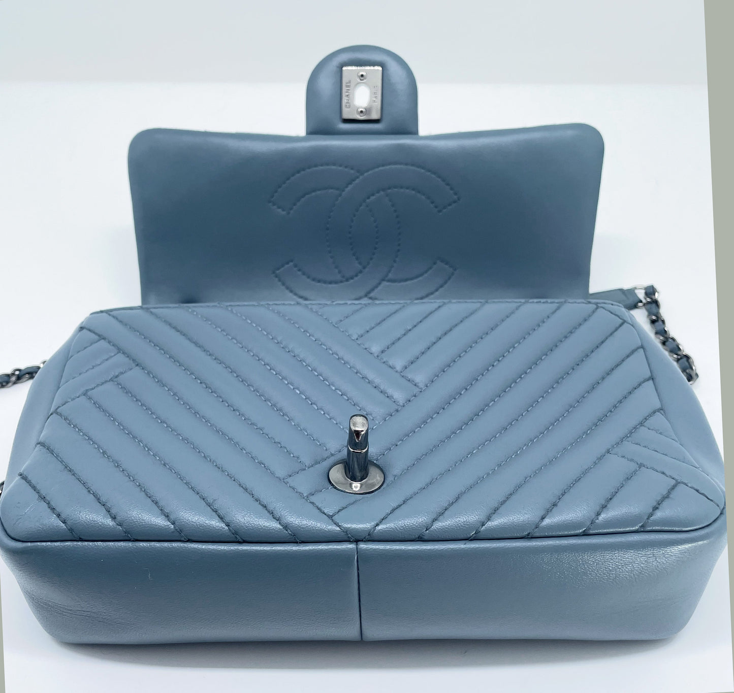 Super Sac Timeless en cuir d'agneau en motifs surpiqués Chevron asymétriques - Soline