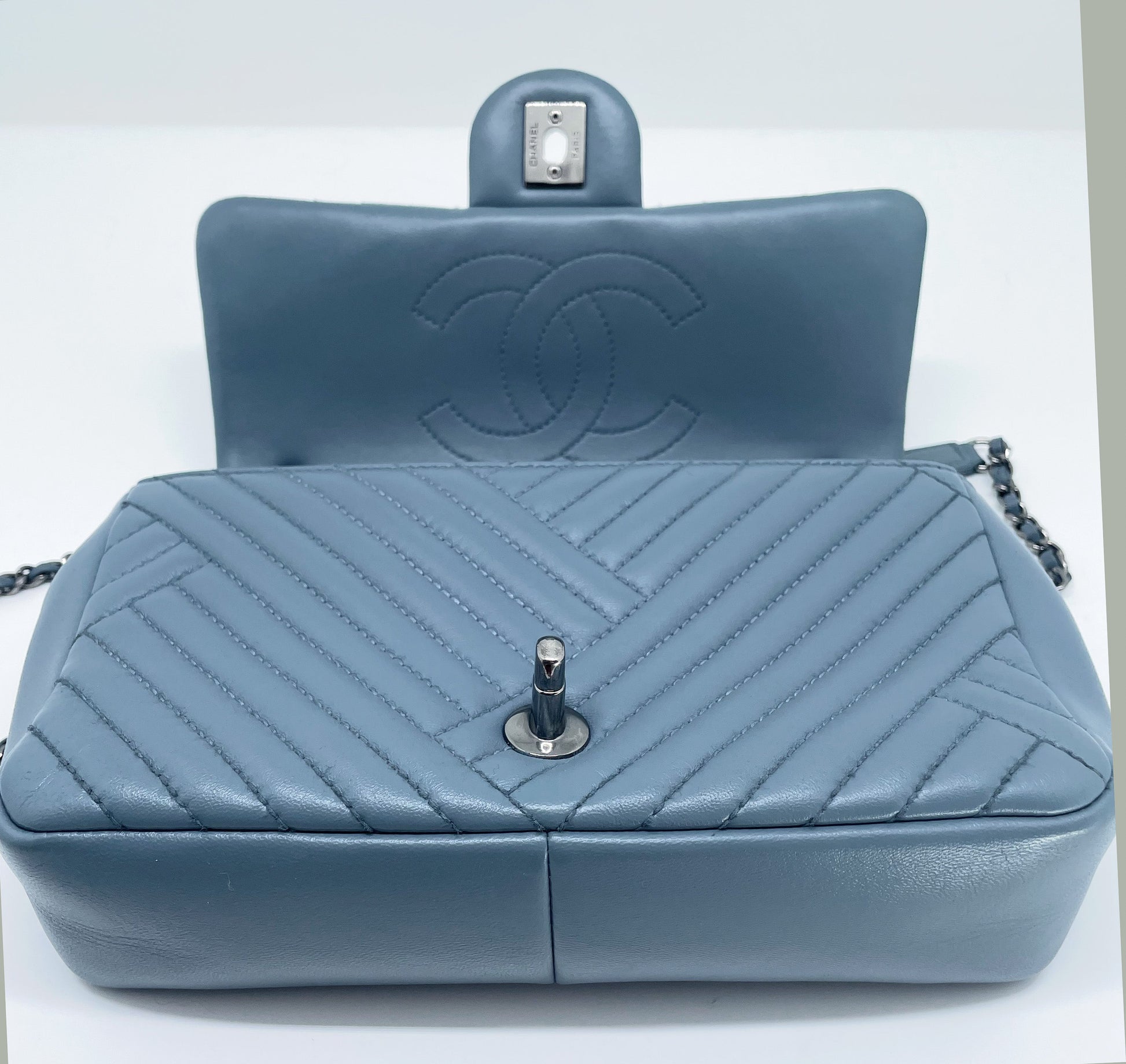 Super Sac Timeless en cuir d'agneau en motifs surpiqués Chevron asymétriques - Soline