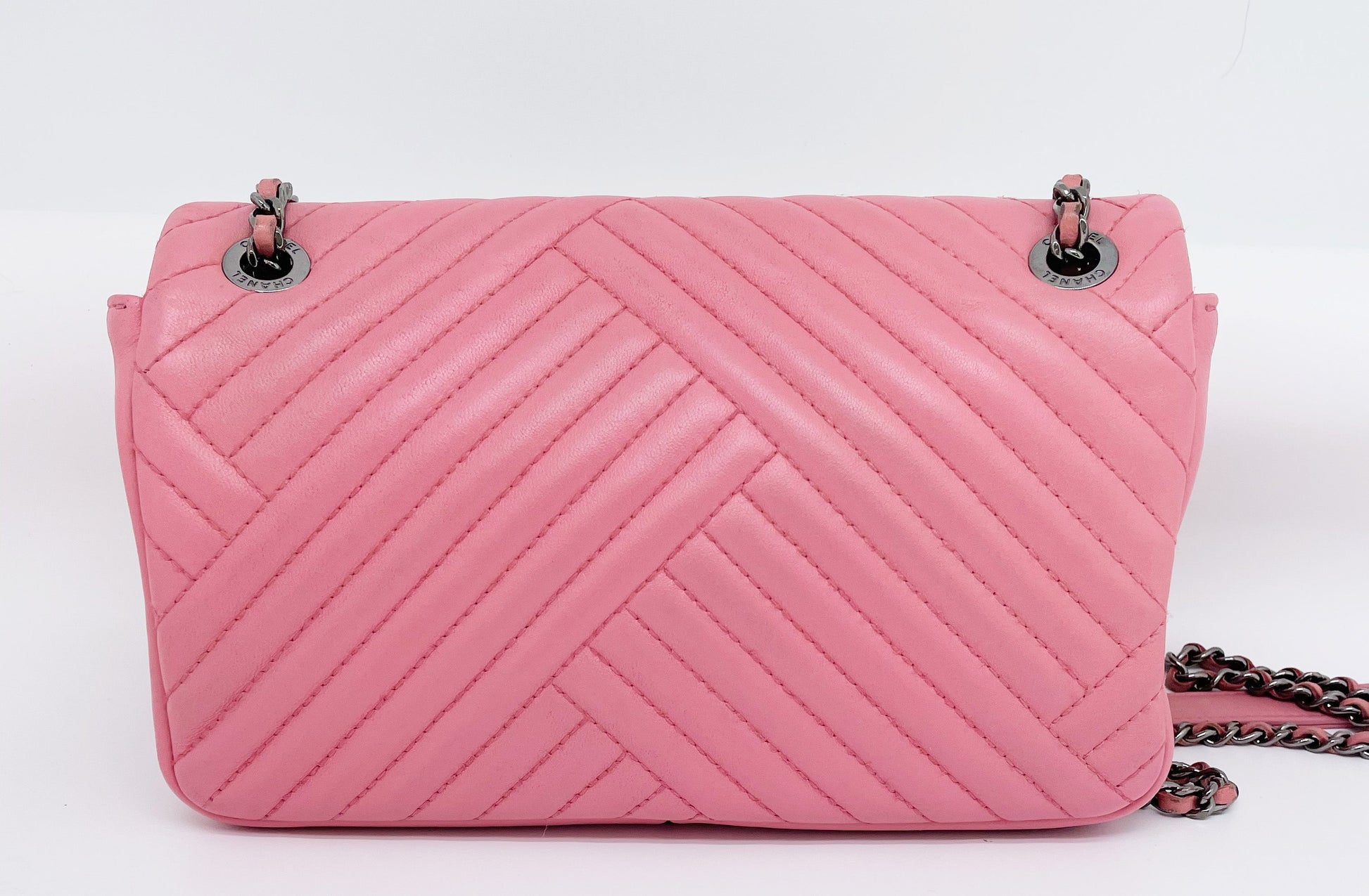 Super Sac Timeless en cuir d'agneau en motifs surpiqués Chevron asymétriques, Rabat à Chevron froissé - Soline