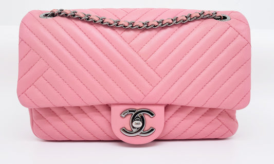 Super Sac Timeless en cuir d'agneau en motifs surpiqués Chevron asymétriques, Rabat à Chevron froissé - Soline