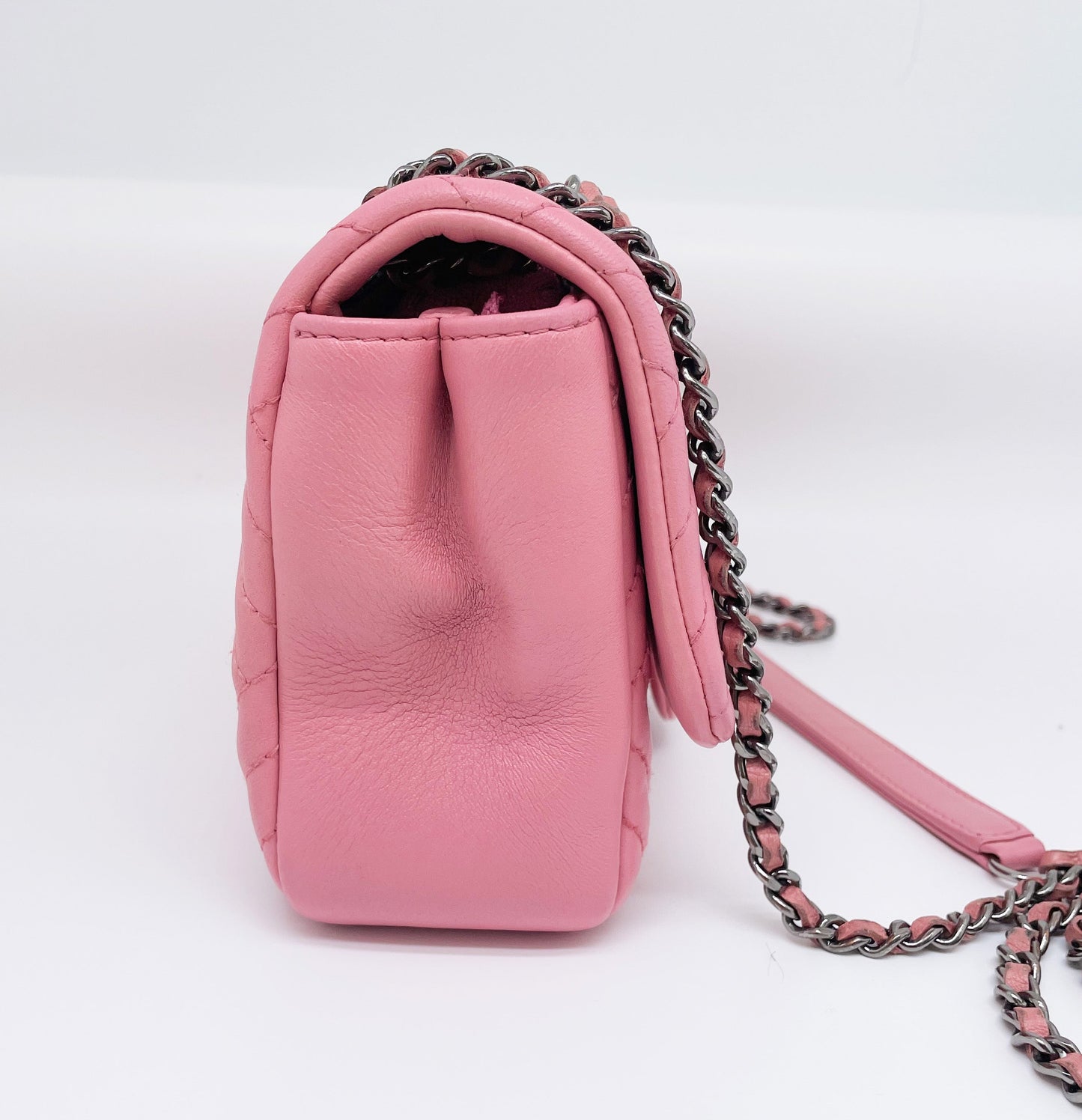 Super Sac Timeless en cuir d'agneau en motifs surpiqués Chevron asymétriques, Rabat à Chevron froissé - Soline