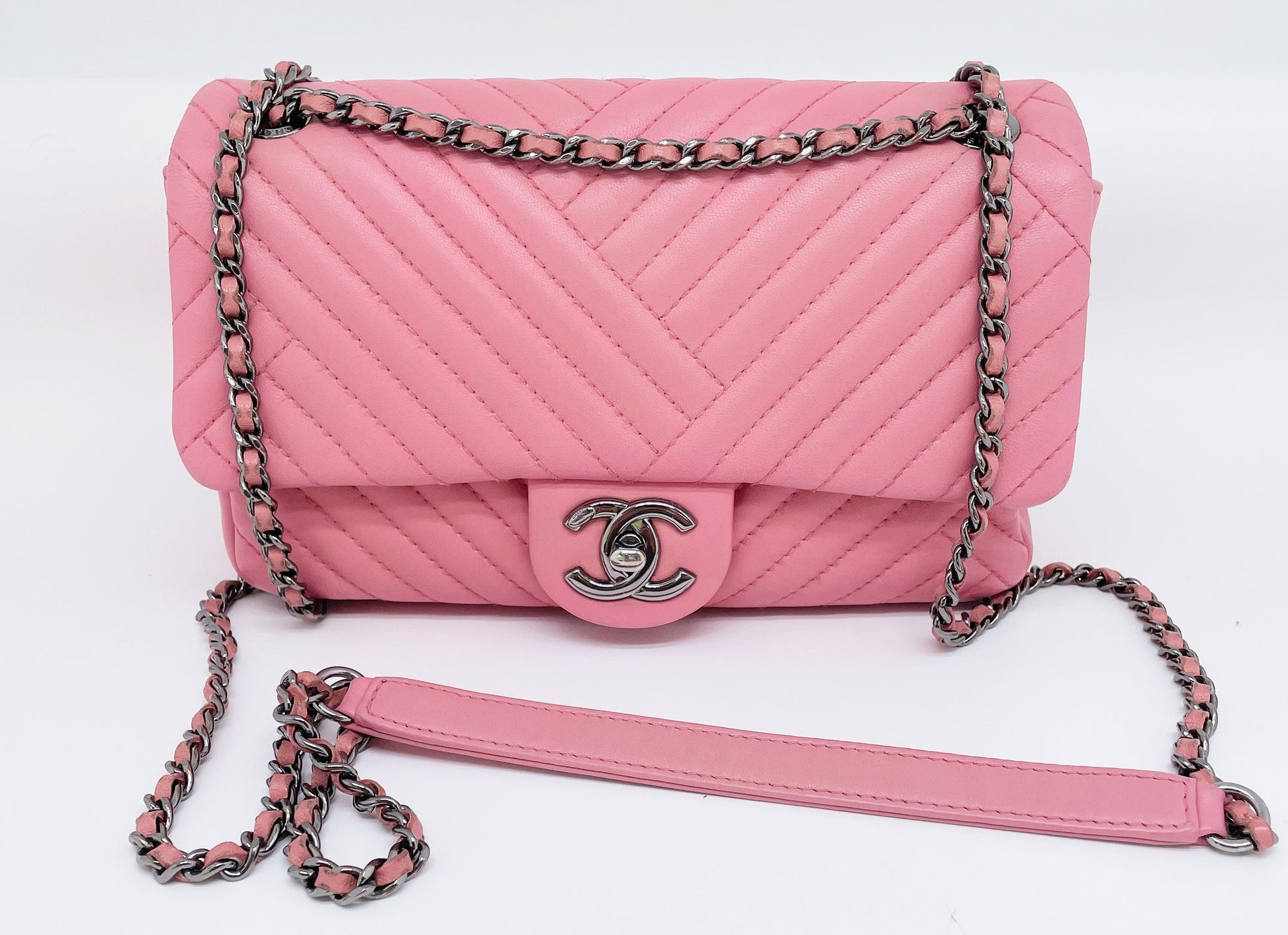 Super Sac Timeless en cuir d'agneau en motifs surpiqués Chevron asymétriques, Rabat à Chevron froissé - Soline