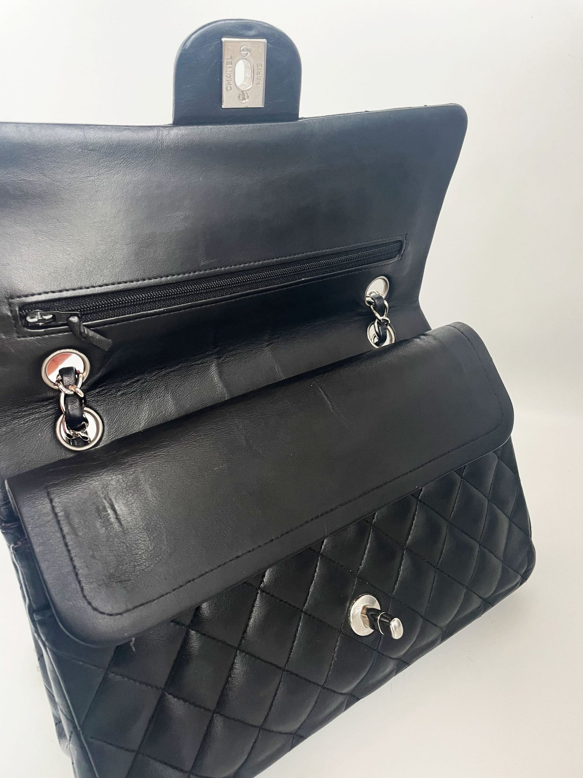 Timeless Chanel noir et bijouterie argentée - Soline