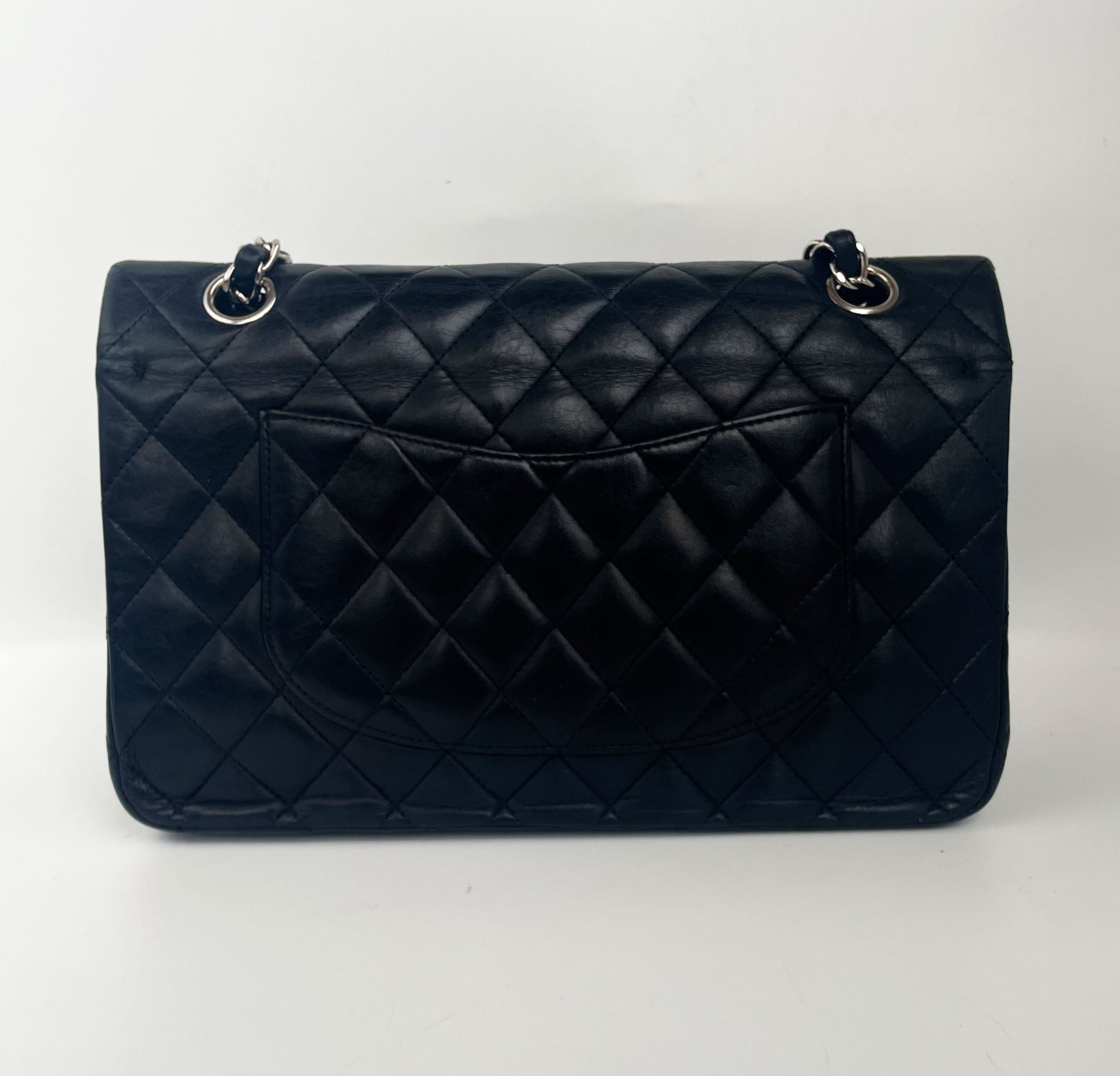 Timeless Chanel noir et bijouterie argentée - Soline