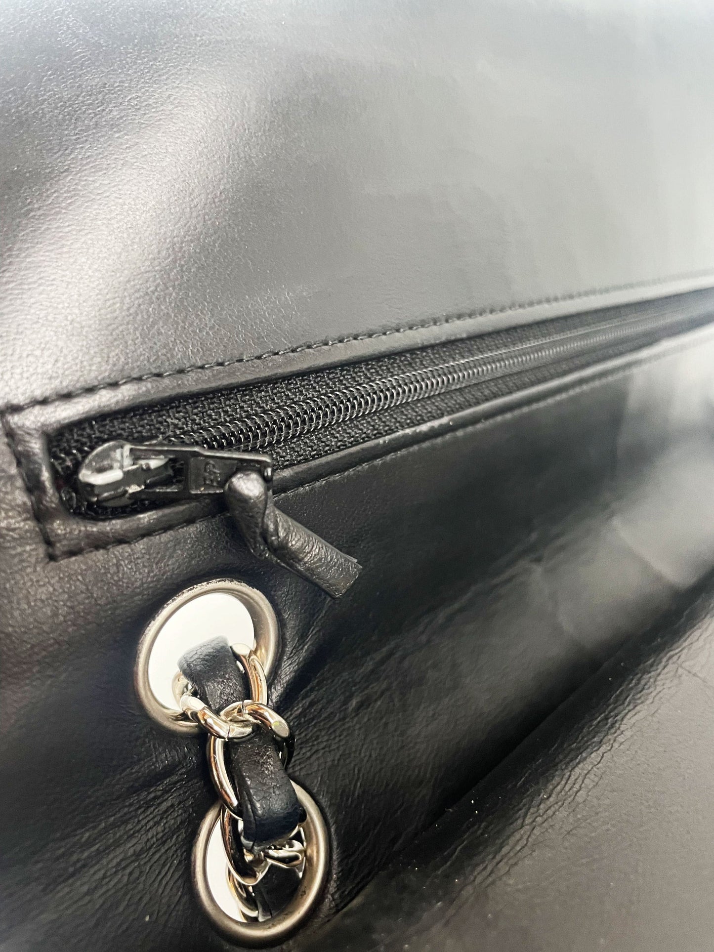 Timeless Chanel noir et bijouterie argentée - Soline