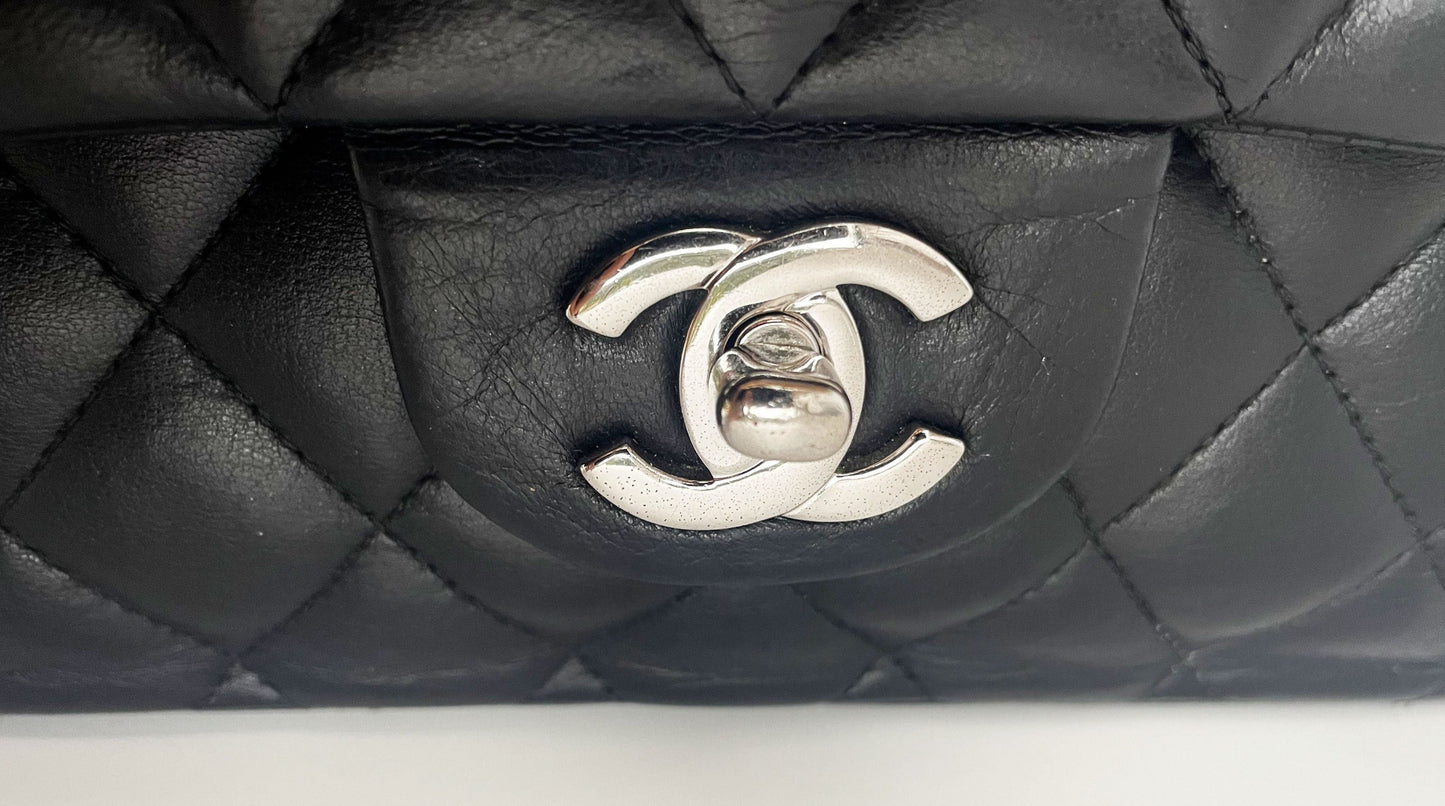 Timeless Chanel noir et bijouterie argentée - Soline