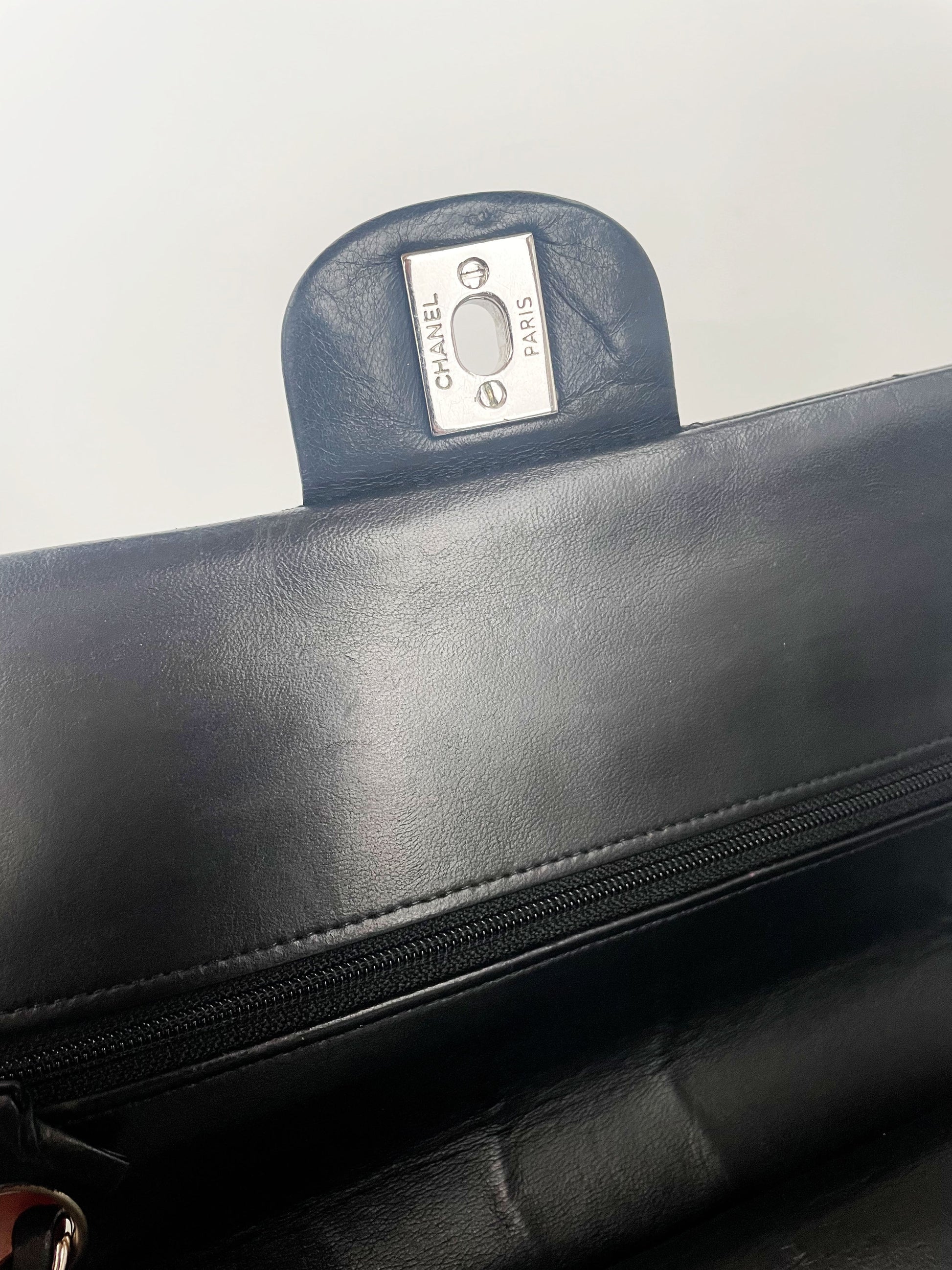 Timeless Chanel noir et bijouterie argentée - Soline