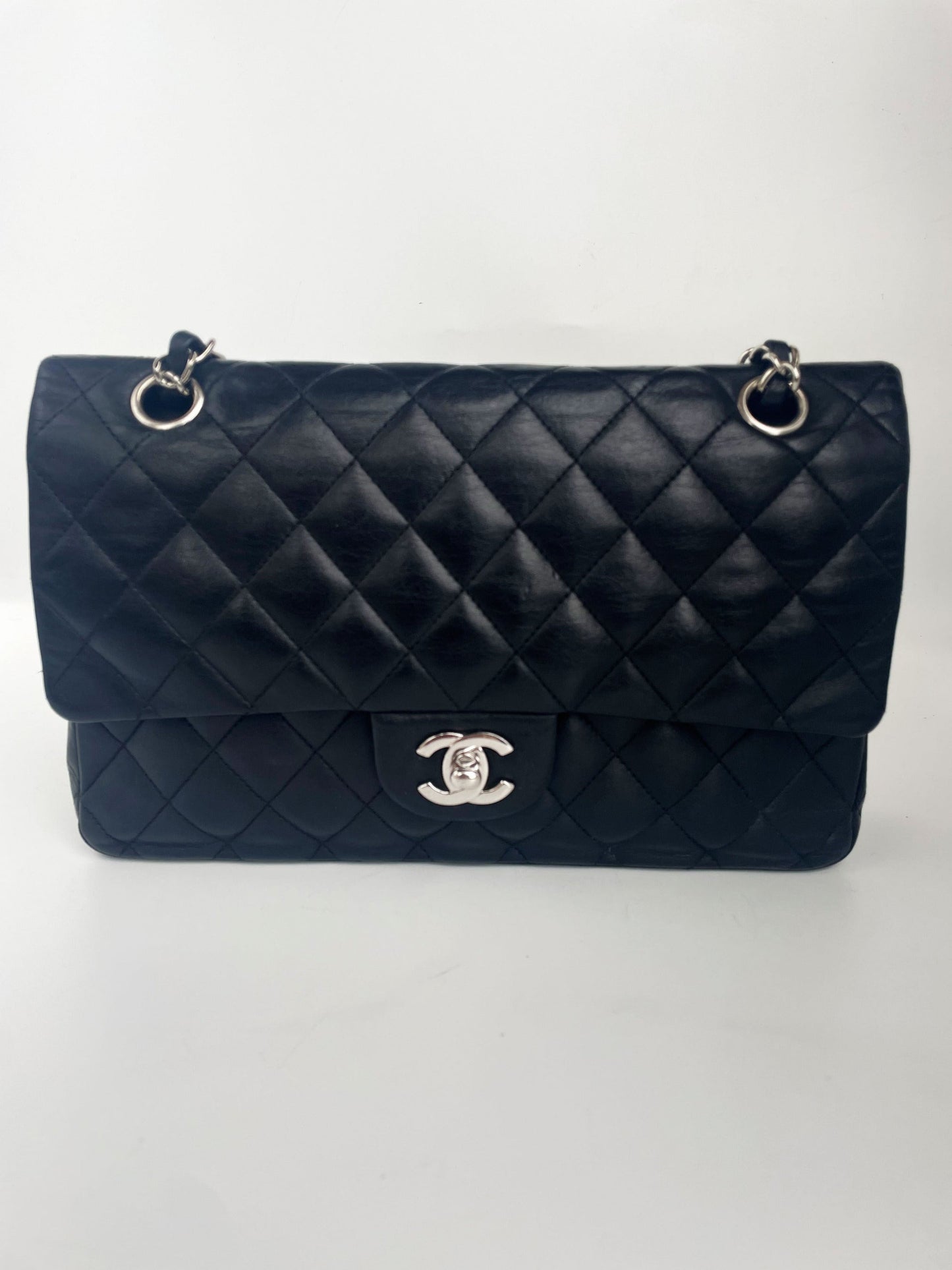 Timeless Chanel noir et bijouterie argentée - Soline