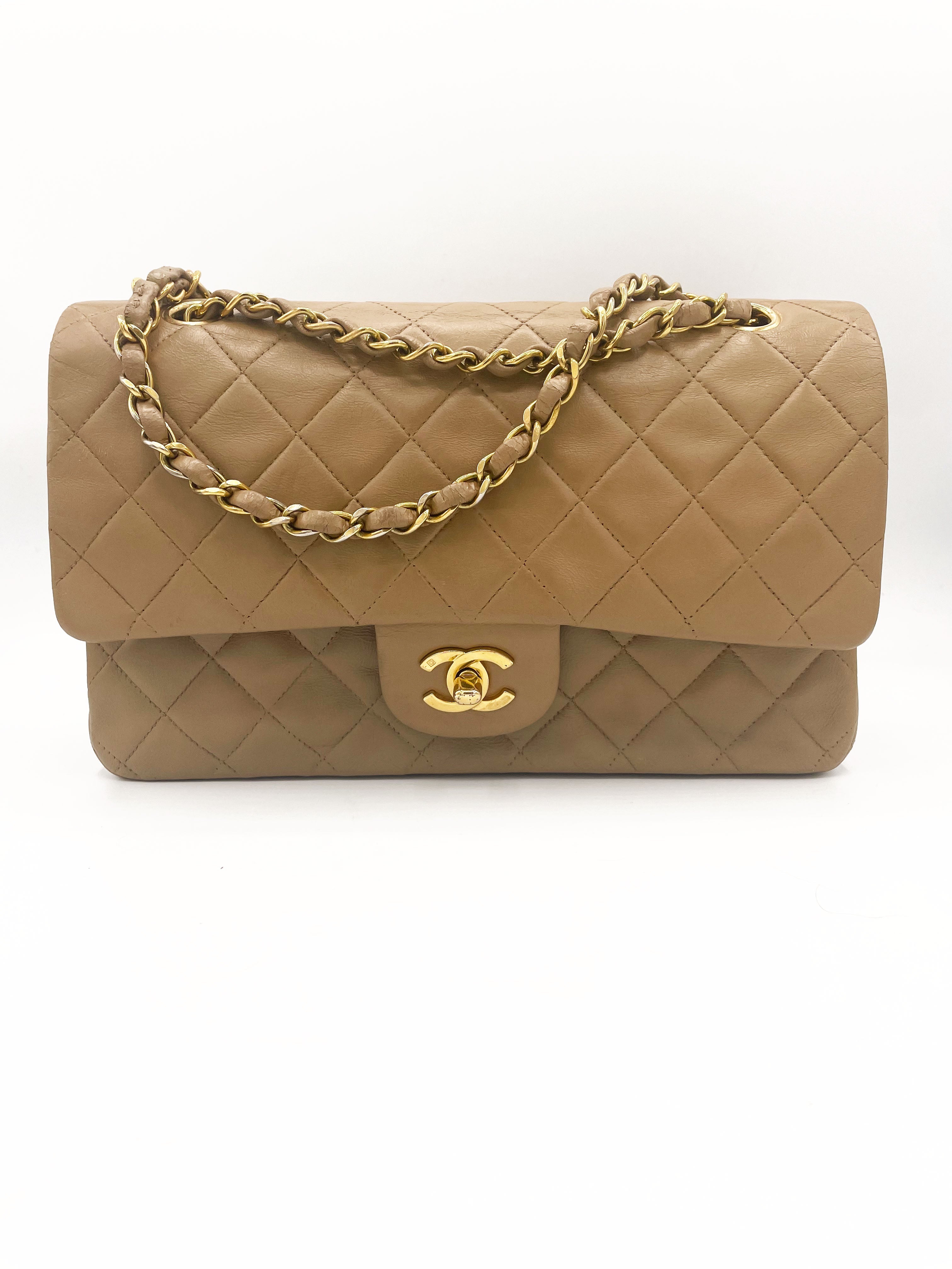 Chanel Timeless / Classic medium bag in beige quilted lambskin