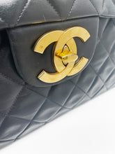 Load image into Gallery viewer, Sac à main Chanel Classique Maxi Jumbo

