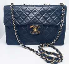 Load image into Gallery viewer, Sac à main Chanel Classique Maxi Jumbo
