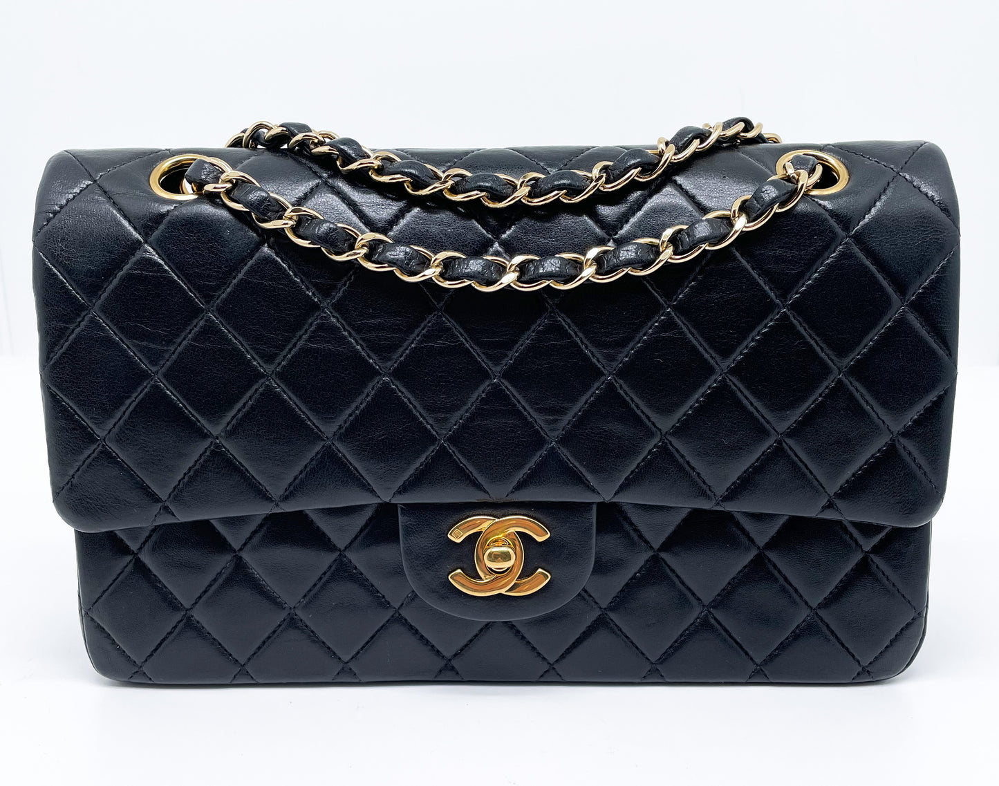 Timeless Chanel Classic handbag in black lambskin and gold metal