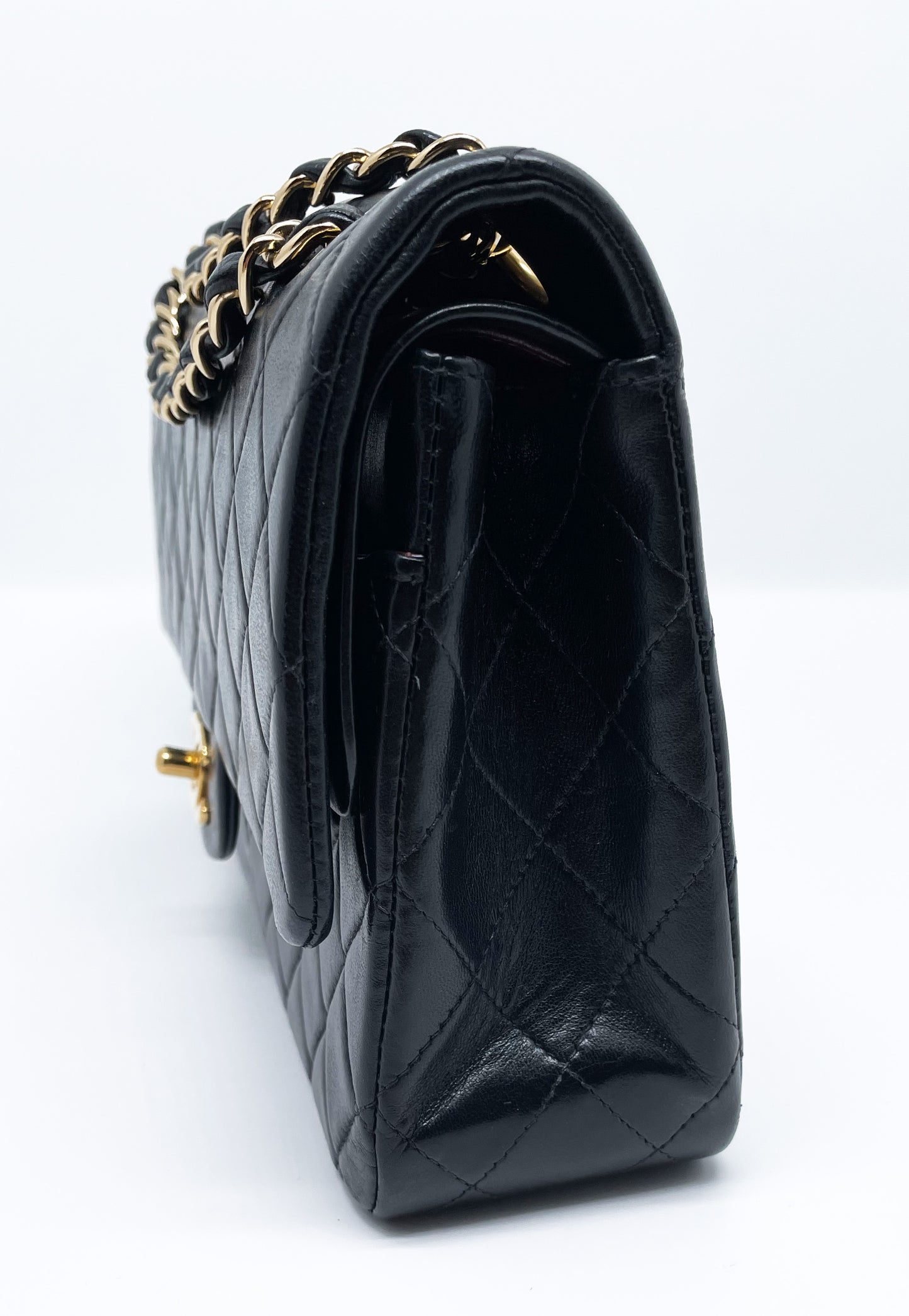 Timeless Chanel Classic handbag in black lambskin and gold metal