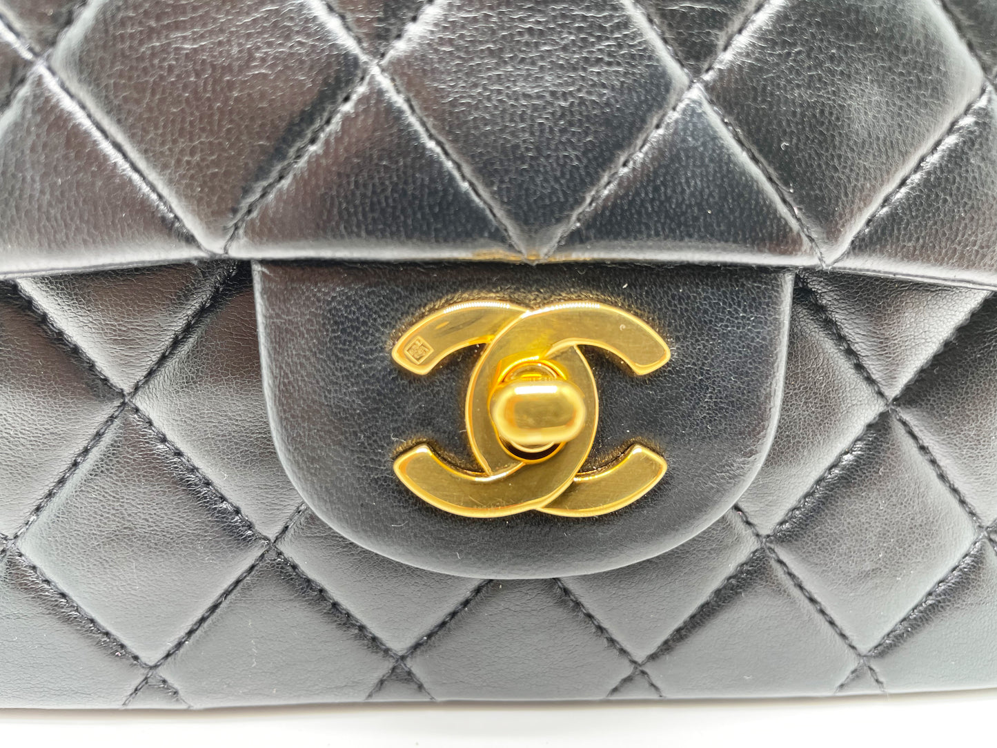 Timeless Chanel Classic handbag in black lambskin and gold metal