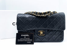 Charger l&#39;image dans la galerie, Sac à main Rabat petit Chanel Timeless en cuir matelassé noir
