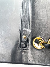 Charger l&#39;image dans la galerie, Sac à main Rabat petit Chanel Timeless en cuir matelassé noir

