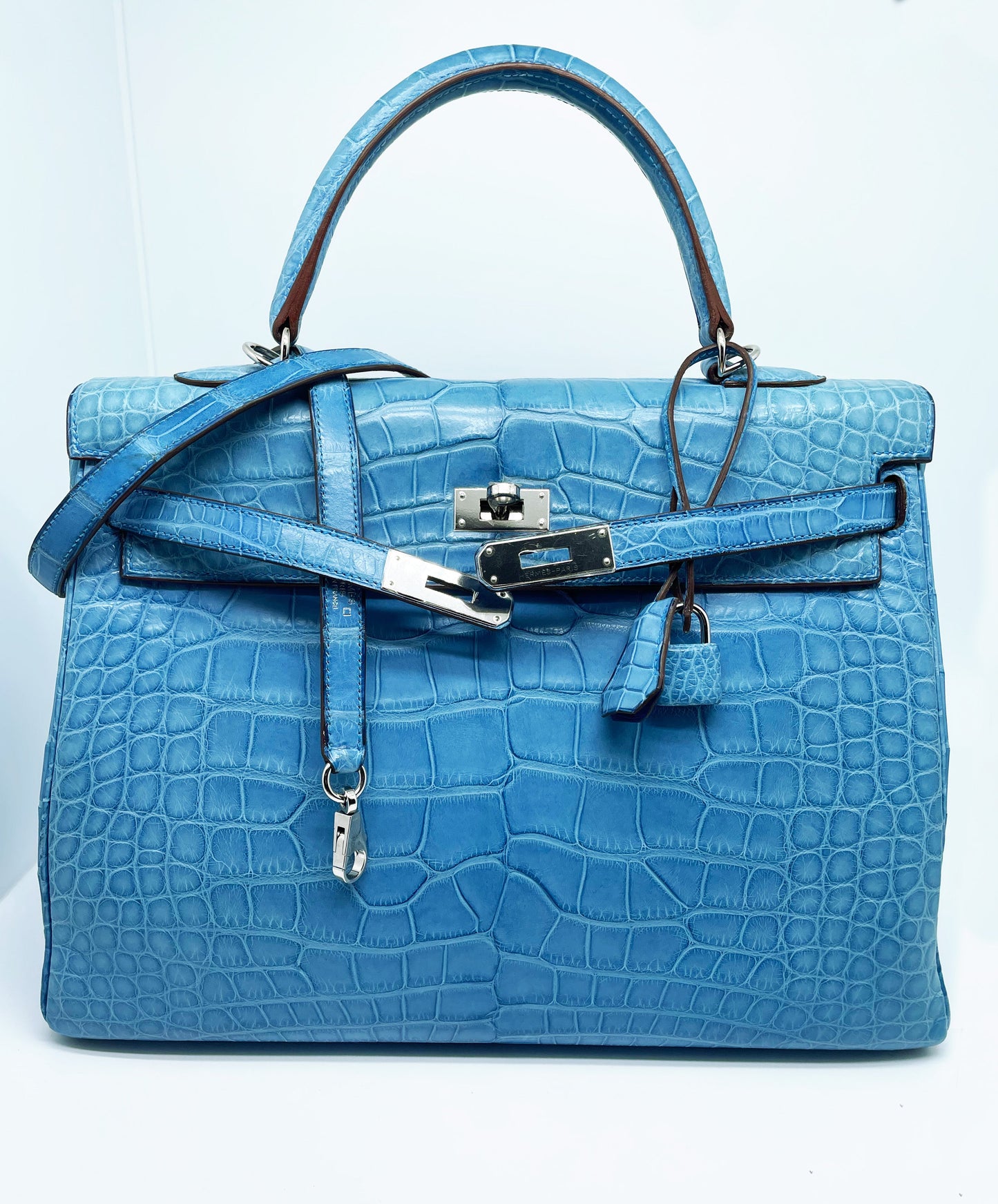 Sac Hermès Kelly retourné 35 en cuir Alligator mat Mykonos. - Soline